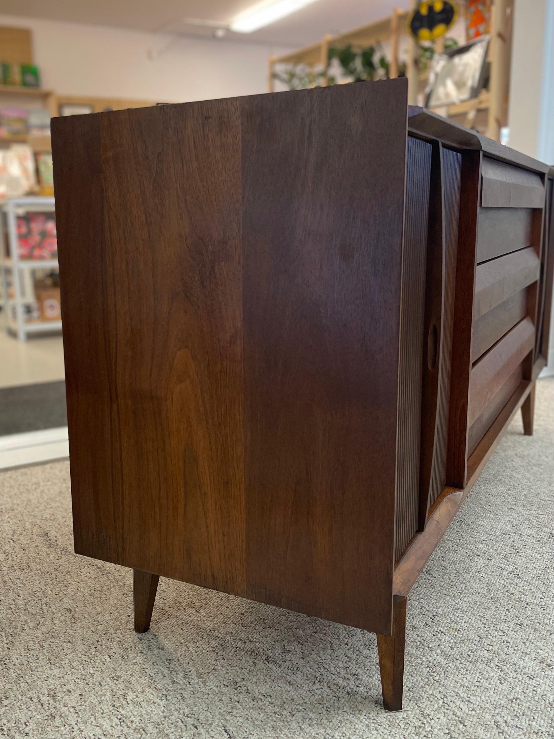 Vintage Mid Century Modern Lane First Edition Dresser. For Sale 4