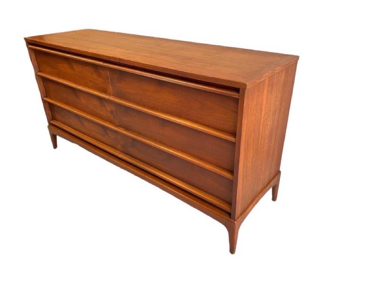 Wood Vintage Mid-Century Modern Lane Walnut Dresser Cabinet Storage Drawers