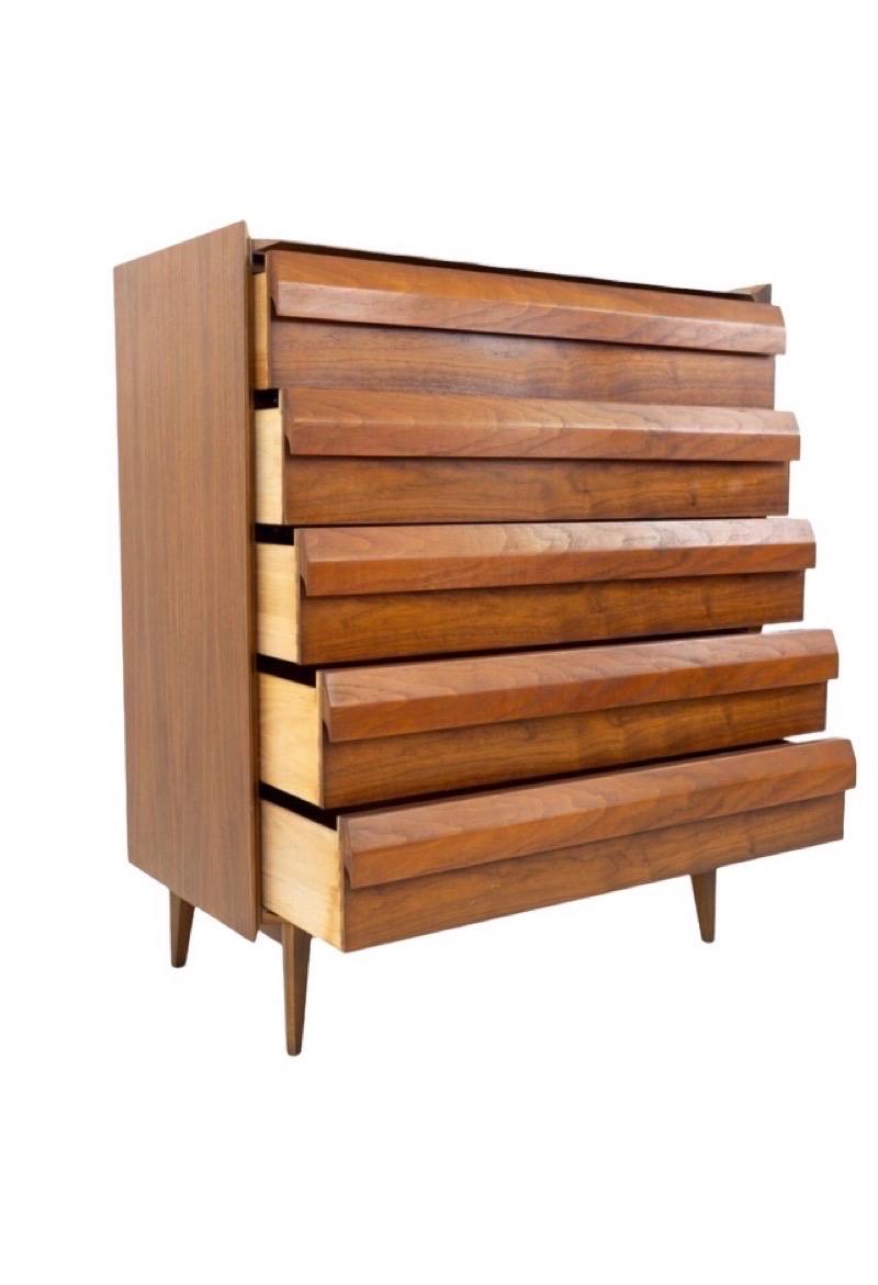 Vintage Mid Century Modern Lane Walnut Dresser Dovetail Drawers Cabinet Storage  In Good Condition In Seattle, WA