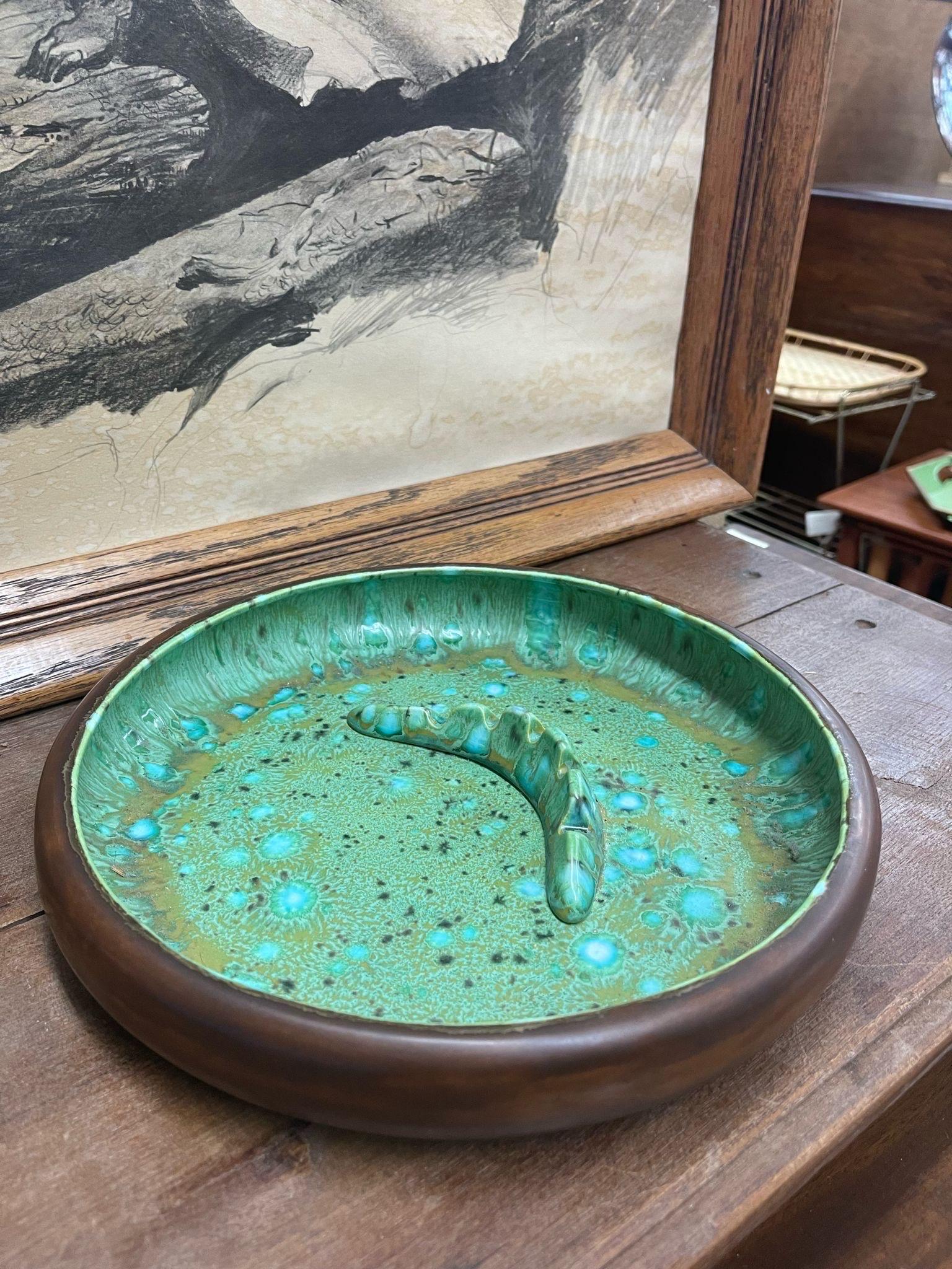 Vintage Mid Century Modern Large Ash Tray Dish With Beautiful Glazed Interior. In Good Condition For Sale In Seattle, WA