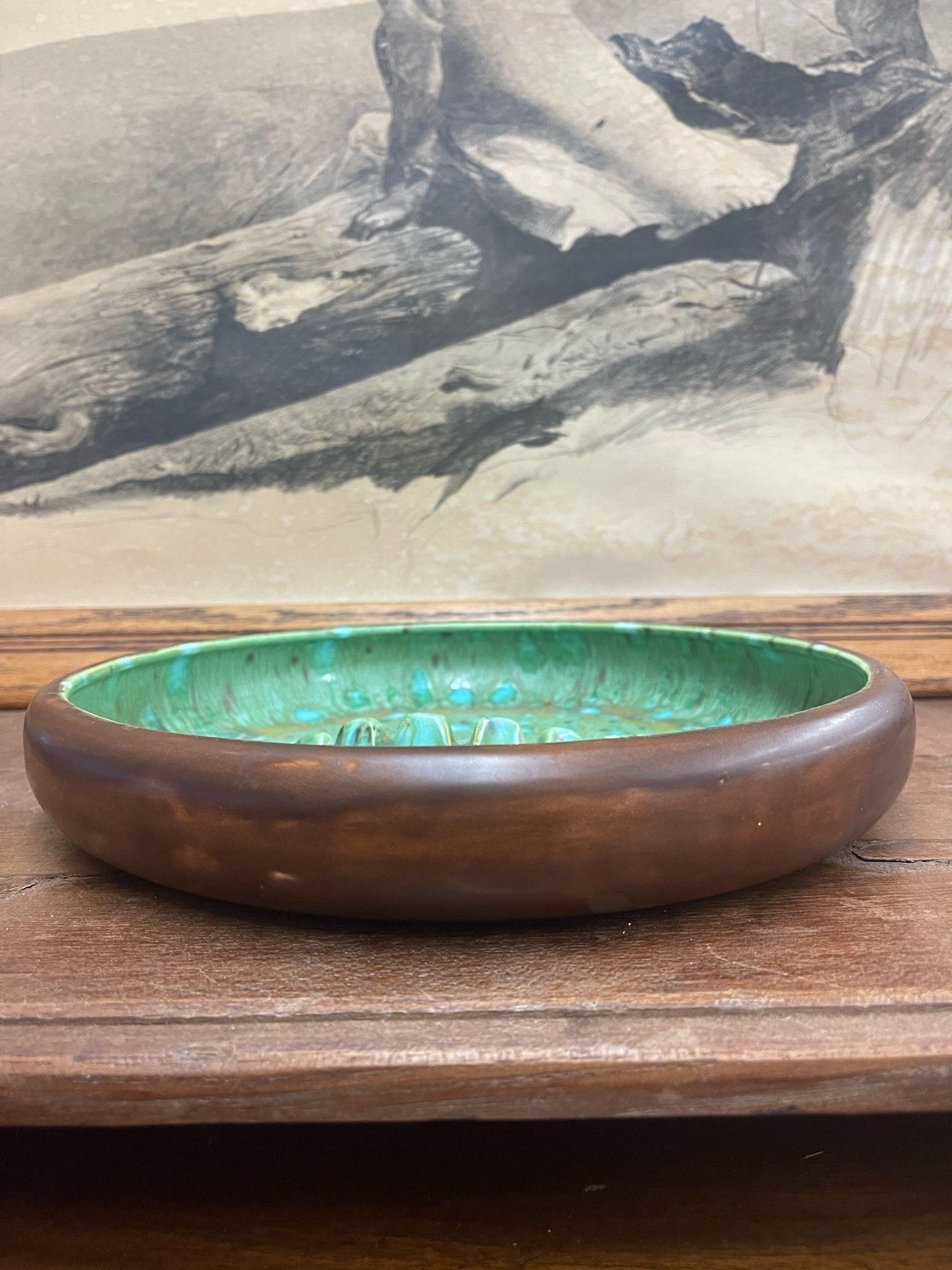 Vintage Mid Century Modern Large Ash Tray Dish With Beautiful Glazed Interior. For Sale 1