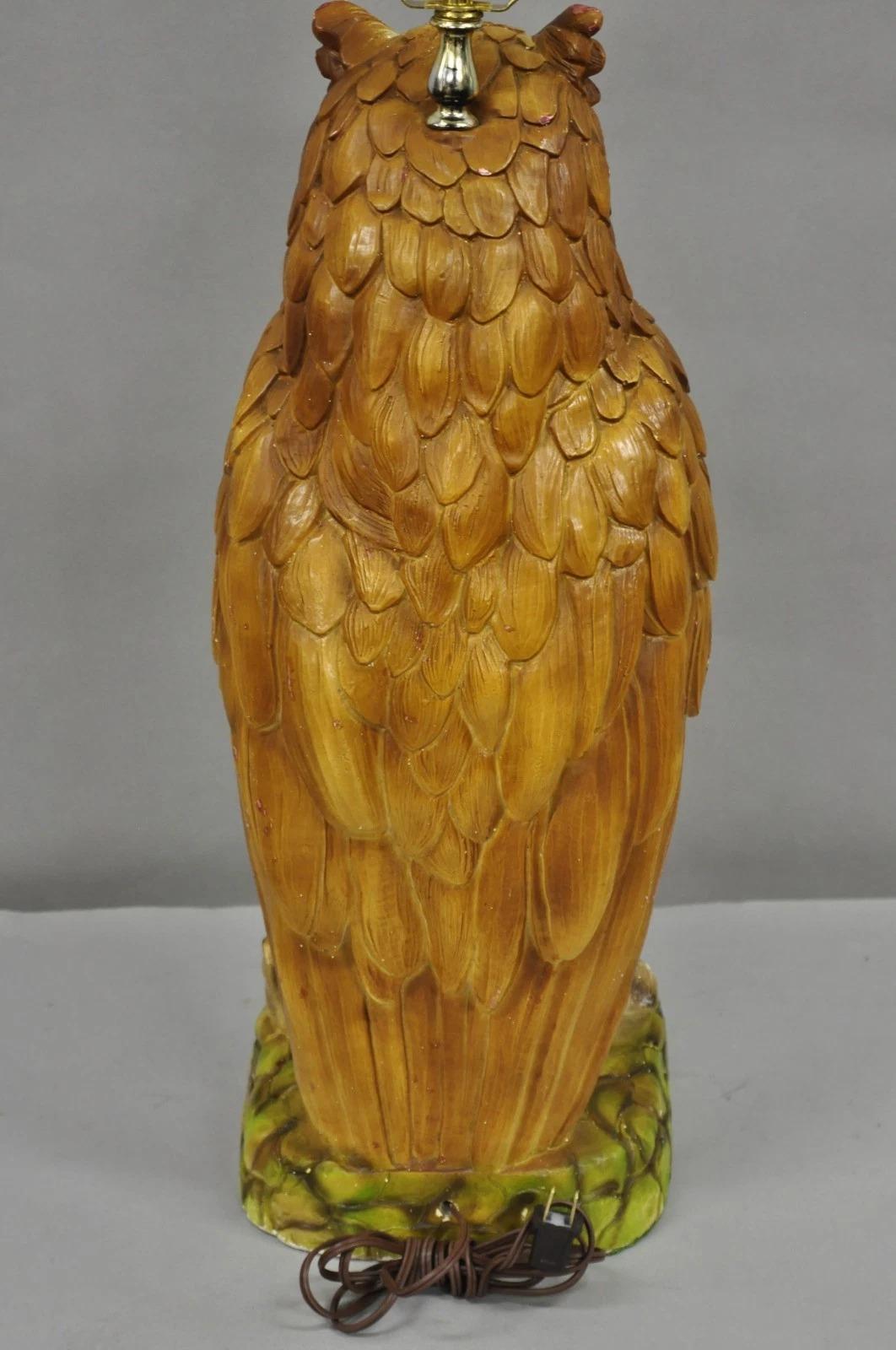 Vintage Mid Century Modern Large Chalkware Painted Owl Sculpture Table Lamp For Sale 2