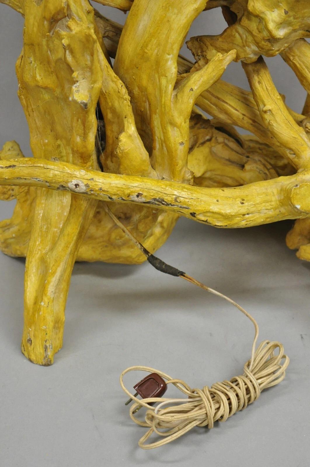 Vintage Mid Century Modern Lámpara de sobremesa grande de madera de deriva pintada de amarillo para habitación Tiki en venta 3