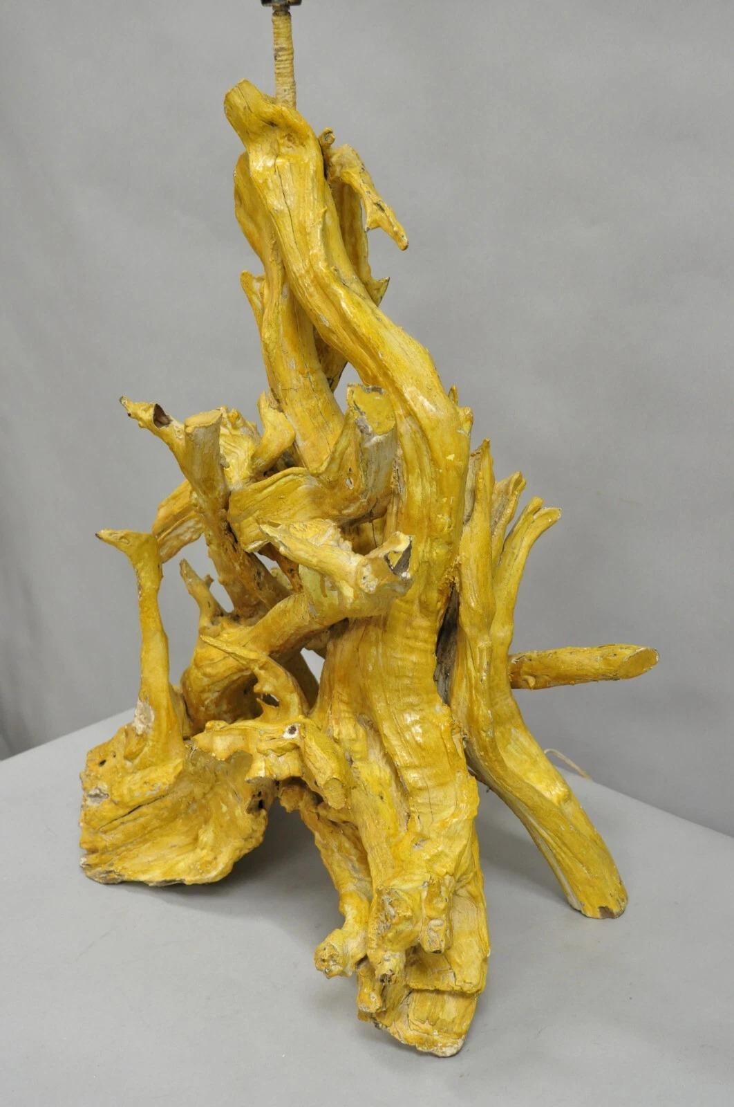 Vintage Mid Century Modern Lámpara de sobremesa grande de madera de deriva pintada de amarillo para habitación Tiki en venta 5
