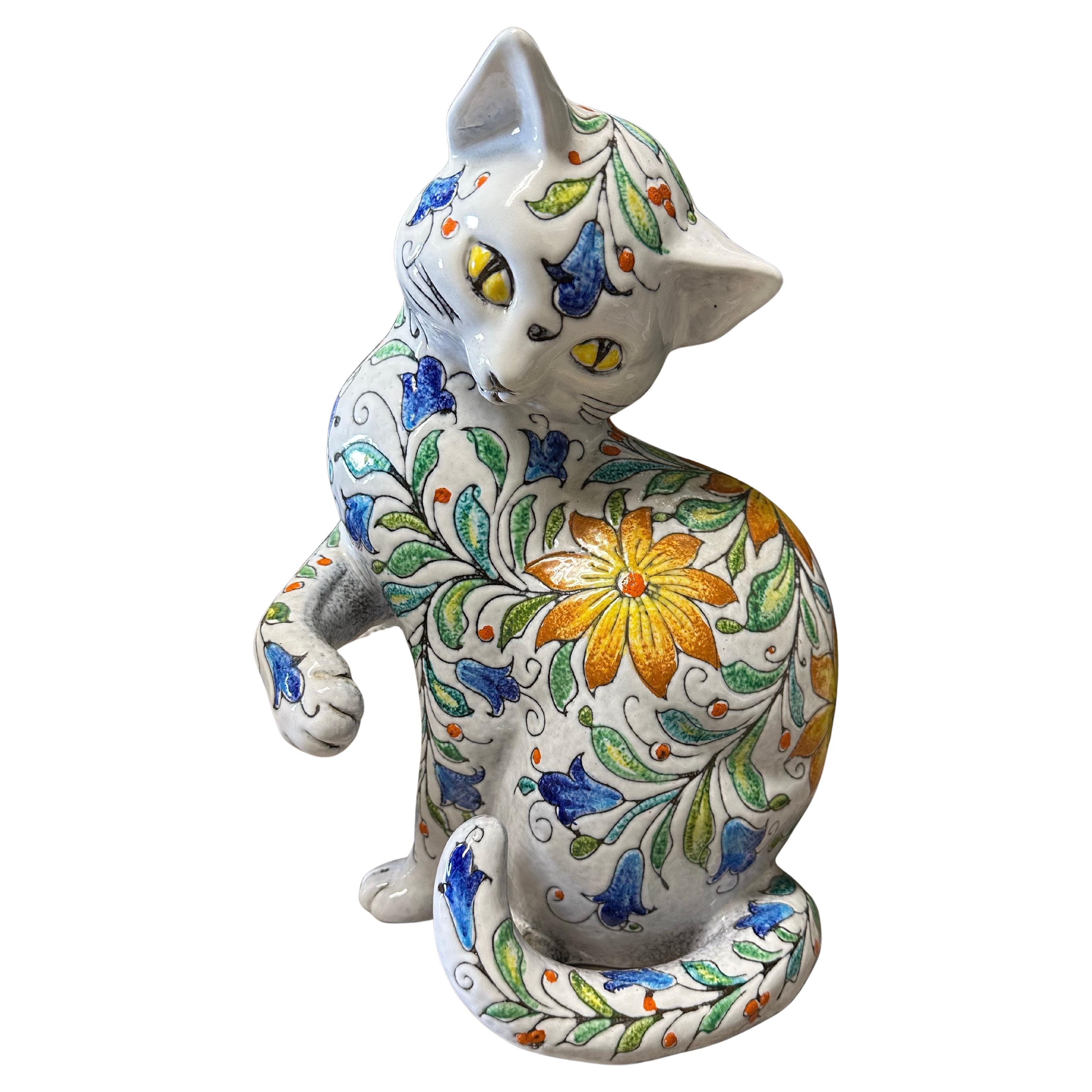 Vintage Mid-Century Modern Scultura di gatto seduto in maiolica italiana di grandi dimensioni con fiori