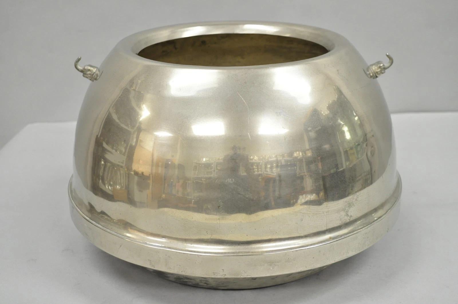 Vintage Mid Century Modern Grande secchiello per ghiaccio da champagne in metallo e acciaio con elefanti in vendita 4