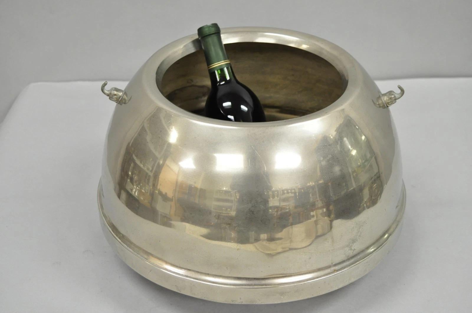 Secchiello da ghiaccio per champagne in metallo con manici a forma di elefante. Circa metà del XX secolo. Misure: 10