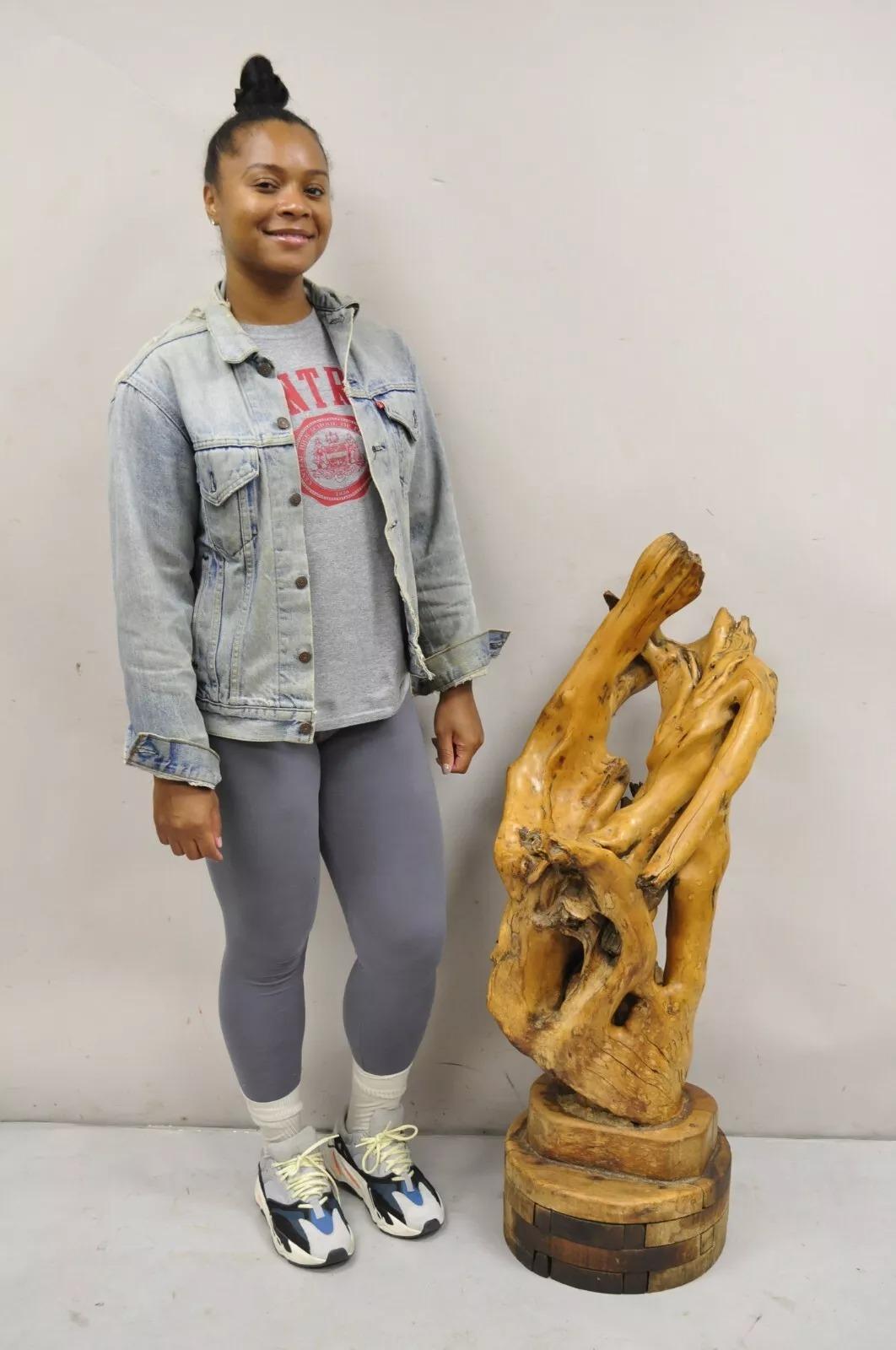 Scultura astratta in legno di teak di grandi dimensioni su una base a carrucola recuperata. Circa metà del XX secolo. Misure: 43