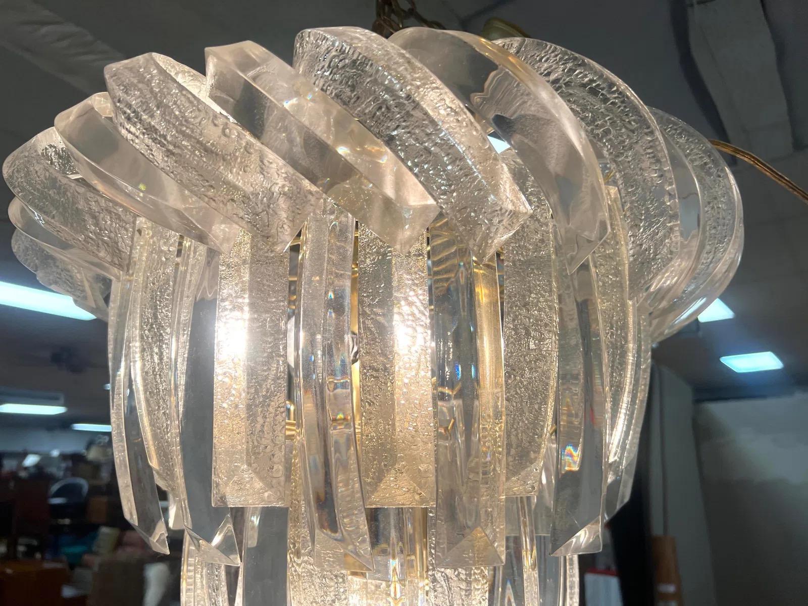 Vintage Mid Century Modern Large Three-Tier Lucite Chandelier In Good Condition For Sale In Elkton, MD