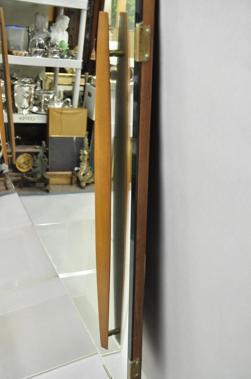 Vintage Mid Century Modern Large Wall Mirror with Raised Sculpted Walnut Accents en vente 4