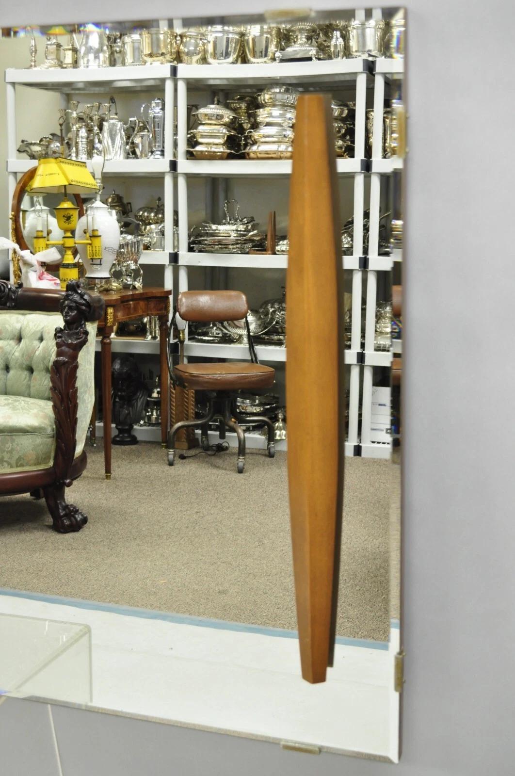 Vintage Mid Century Modern Large Wall Mirror with Raised Sculpted Walnut Accents en vente 2