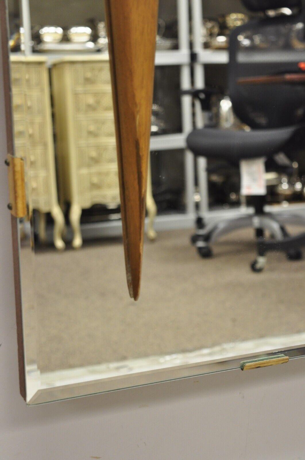 Vetro Specchio da parete di grandi dimensioni in stile vintage del Mid Century Modern con accenti in noce scolpito in vendita
