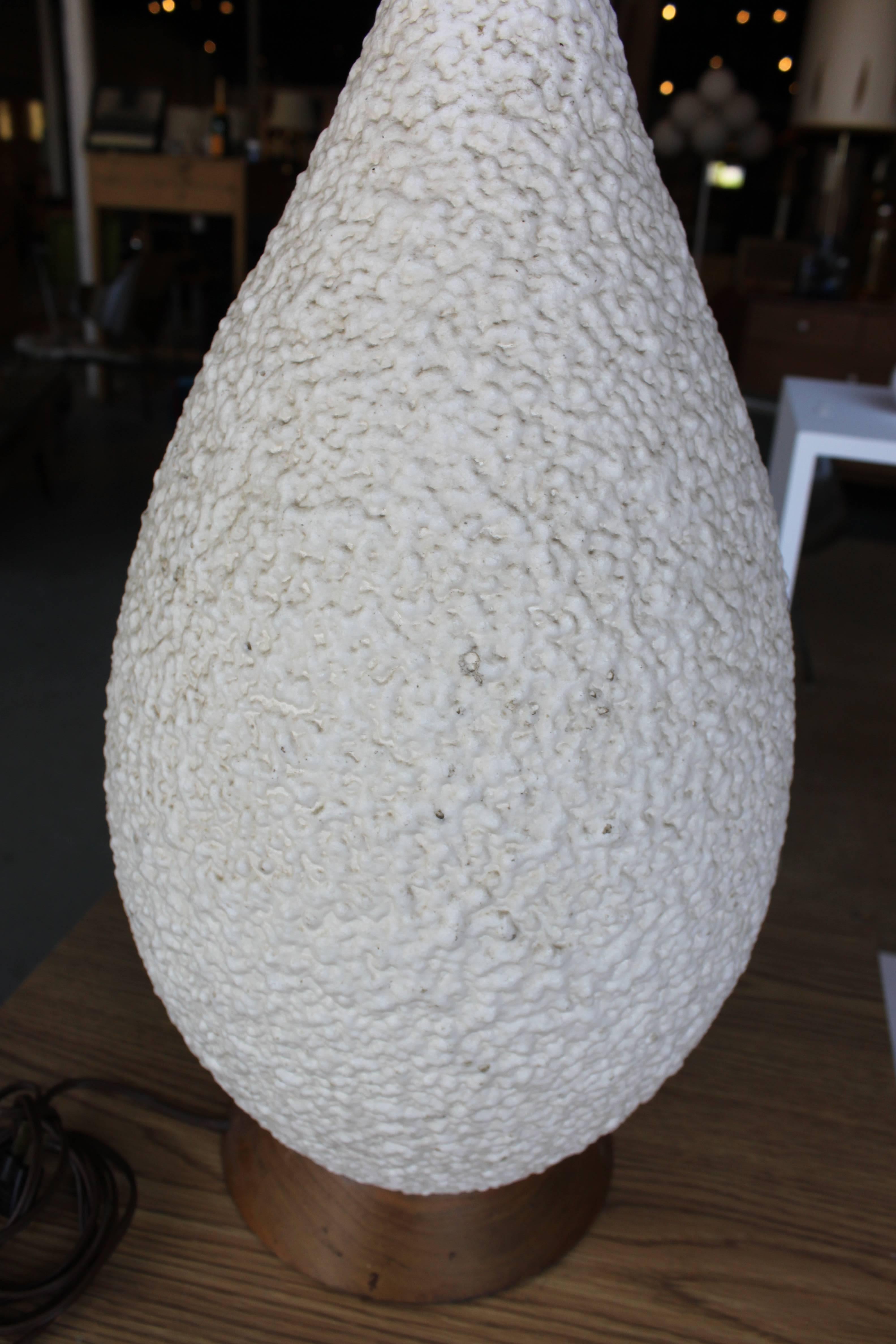 Vintage Mid-Century Modern Large White Ceramic Lava Table Lamp In Good Condition In Hudson, NY
