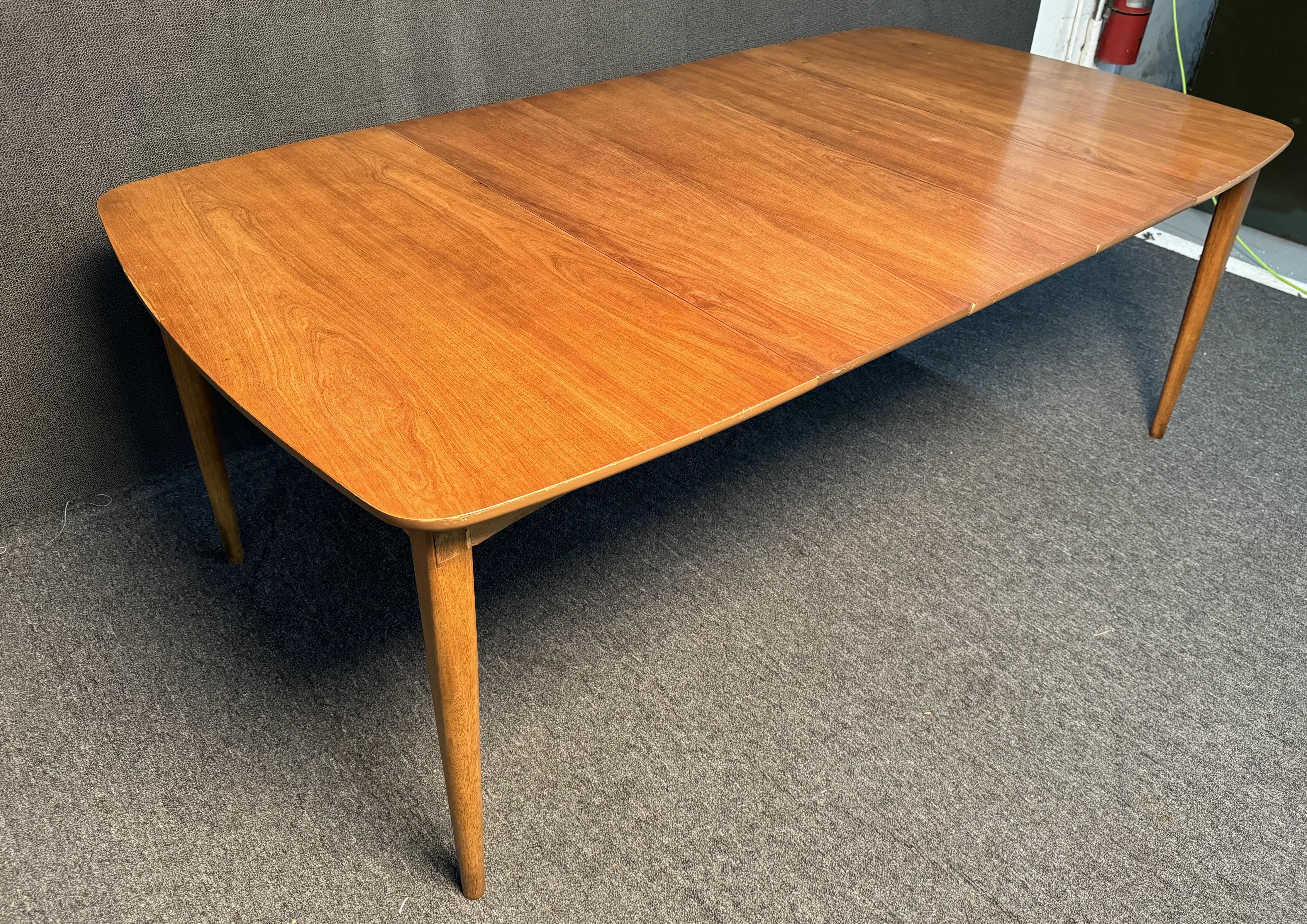 Table à feuilles MCM avec (3) feuilles, pieds fuselés et finition brun doré. Parfait pour un petit espace qui a besoin d'une table pour recevoir. Veuillez confirmer la localisation avec le vendeur (NY ou NJ)

Dimensions

Table fermée