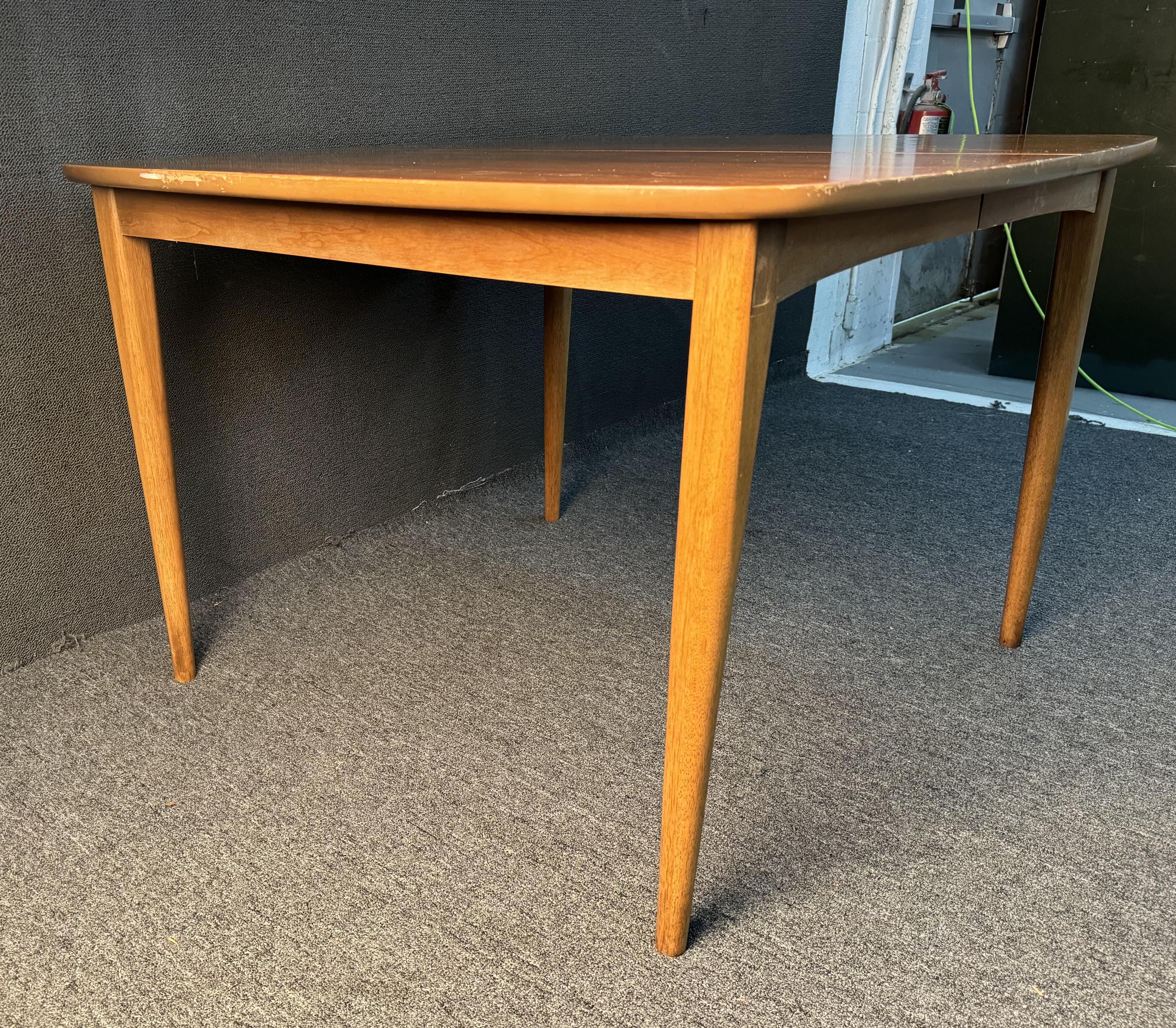 Bois Table à feuilles vintage The Moderns en vente