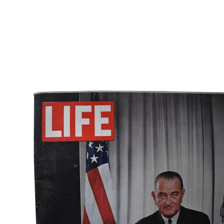 Vintage LIFE Magazin vom Dezember 1963. Dieses Stück ist in einem wunderbaren, alters- und gebrauchsgerechten Zustand. Wir denken, dass dies ein großartiges Geschenk für einen Politikjunkie wäre, vielleicht gerahmt, um es in einem Büro auszustellen.