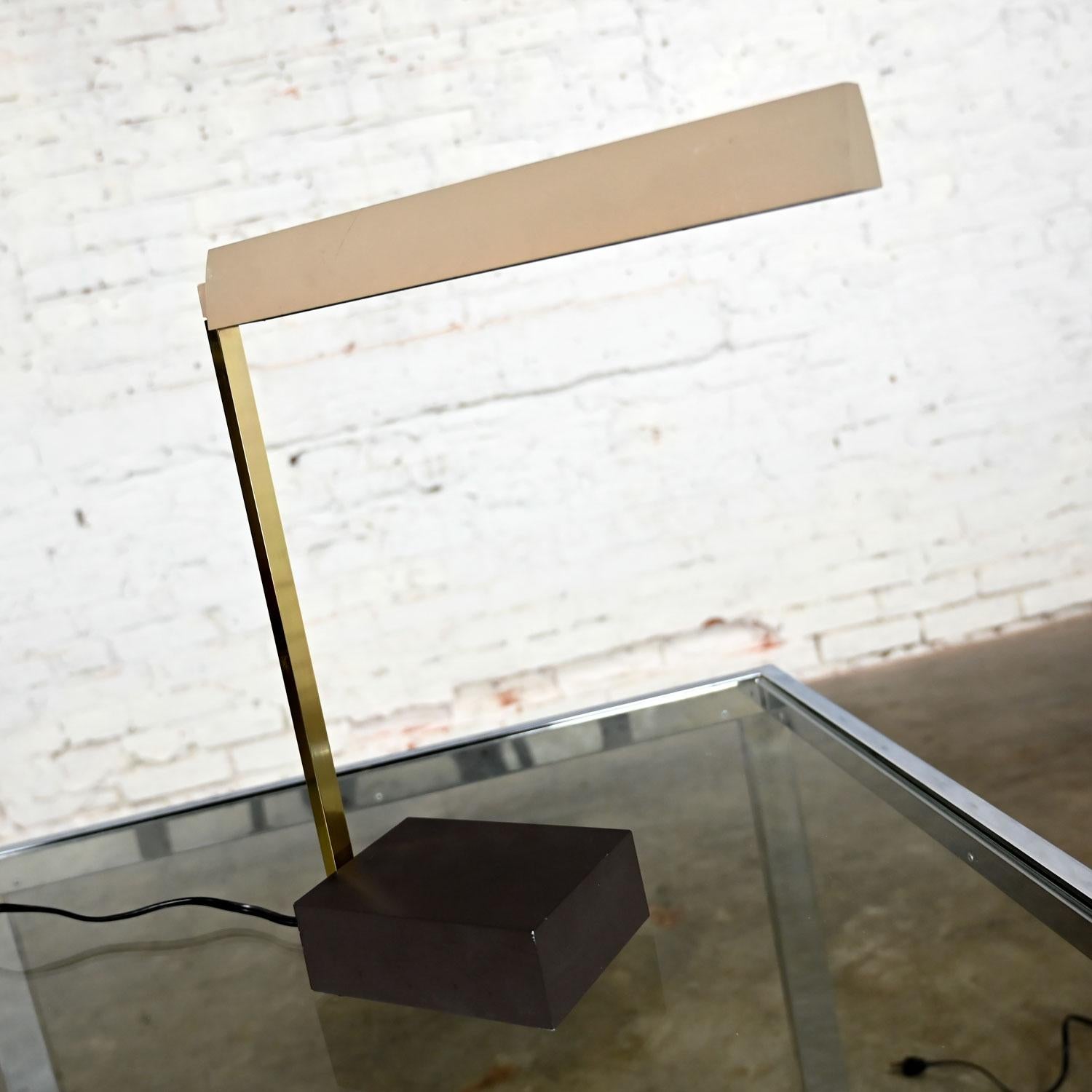 Impresionante lámpara Lightolier Baton vintage de mediados de siglo, de alta intensidad, para escritorio, mesa o pared. Bonito estado, teniendo en cuenta que es vintage y no nuevo por lo que tendrá signos de uso y desgaste. Hay pequeños arañazos en
