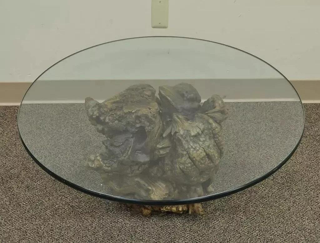 Table basse Vintage Mid Century Modern Live Edge Glass Top Burl Wood Pedestal. Cet article se caractérise par une base en bois de ronce unique en son genre et un plateau rond en verre. Circa Mid 20th Century. Dimensions : 14