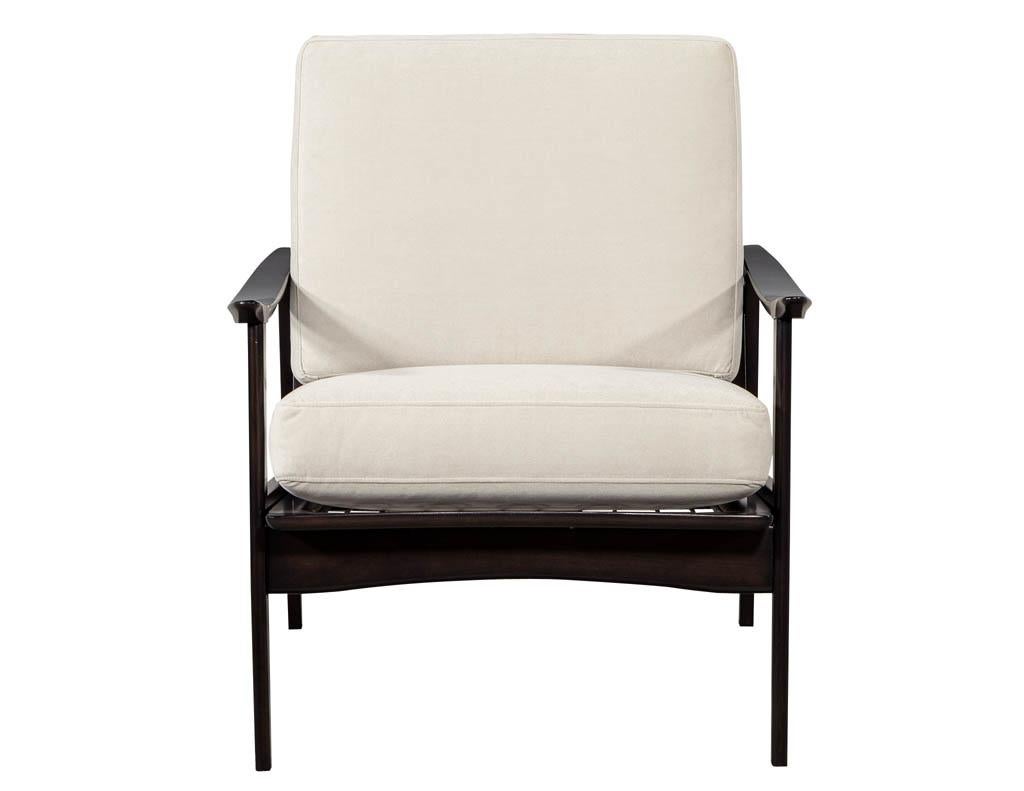 Vintage Mid-Century Modern Sessel. Vollständig restauriert mit handgeriebenem Ebenholz und neu gepolstert mit einem Designer-Samtbezug.

Im Preis inbegriffen ist ein kostenloser Lieferservice auf dem Festland der USA.