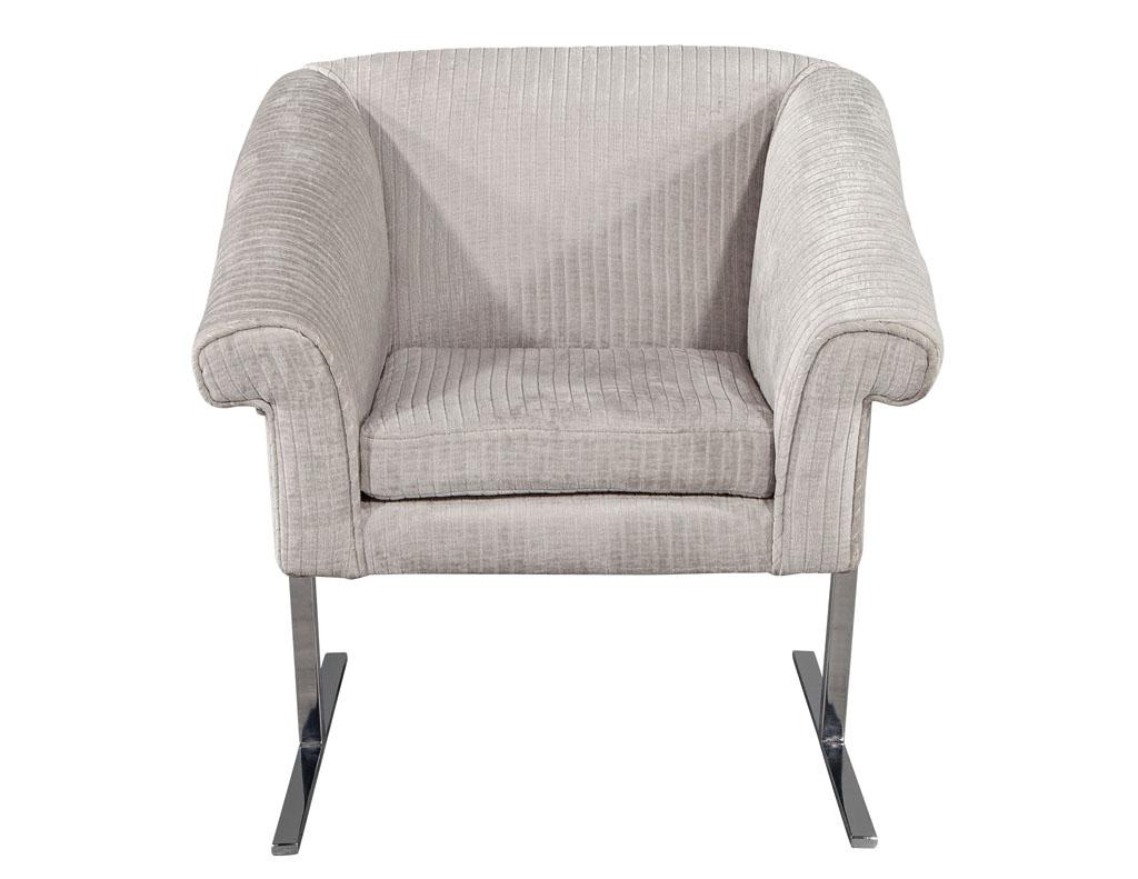 Vintage Mid-Century Modern Lounge Chair. Restauriert in einem grauen Designer-Cord-Stoff. Einzigartige Form und Styling, auf einem Rahmen aus Edelstahl ruhend. Amerikanisch, ca. 1970er Jahre. Der Preis beinhaltet die kostenlose Lieferung an die