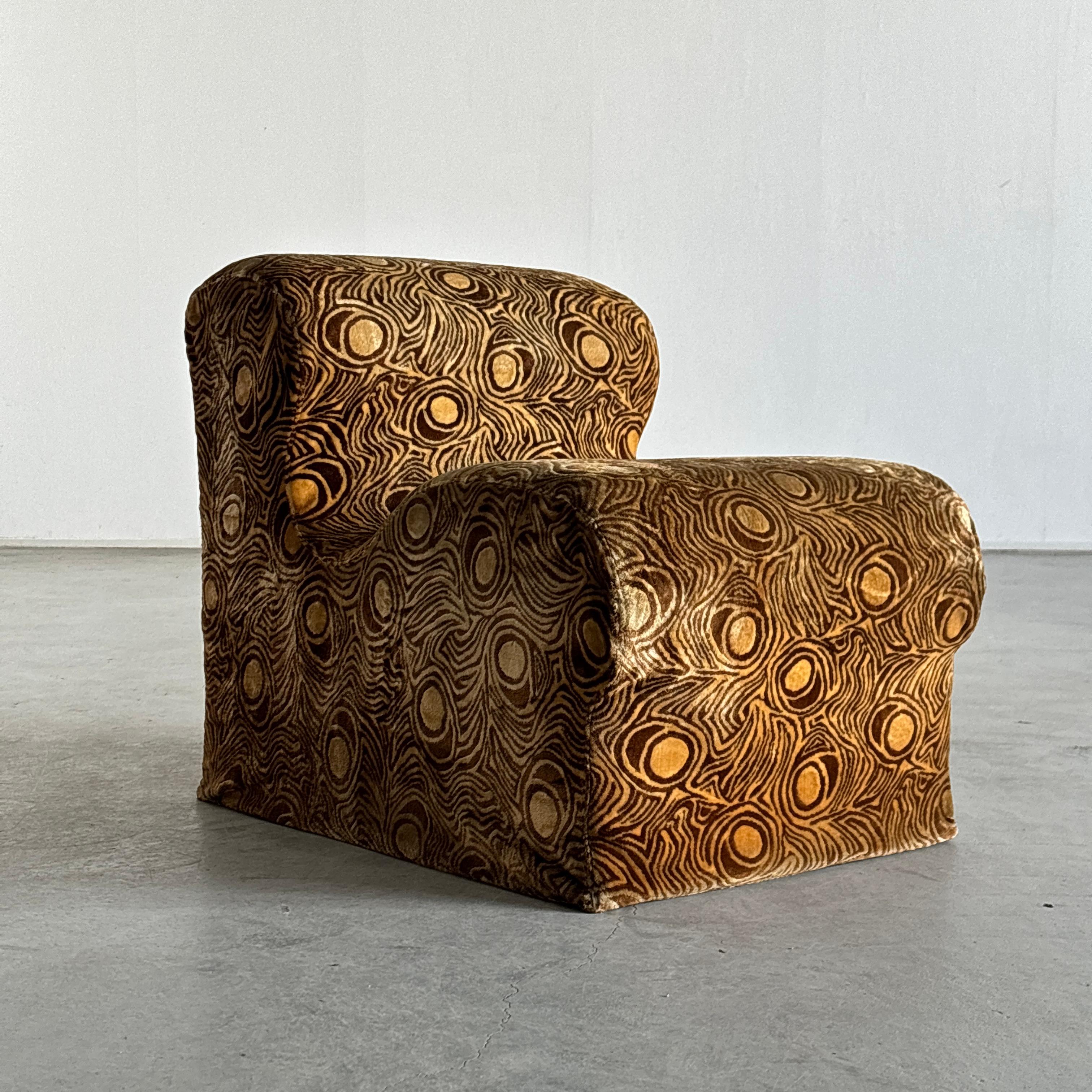Eye-catching mid-century modern lounge chair in an abstract patterned upholstery.

In good condition with expected signs of age and light fading, as depicted in the photos.

Width: 55.5 cm / 21.85 inches
Depth: 75 cm / 29.53 inches
Height: 63.5 cm /