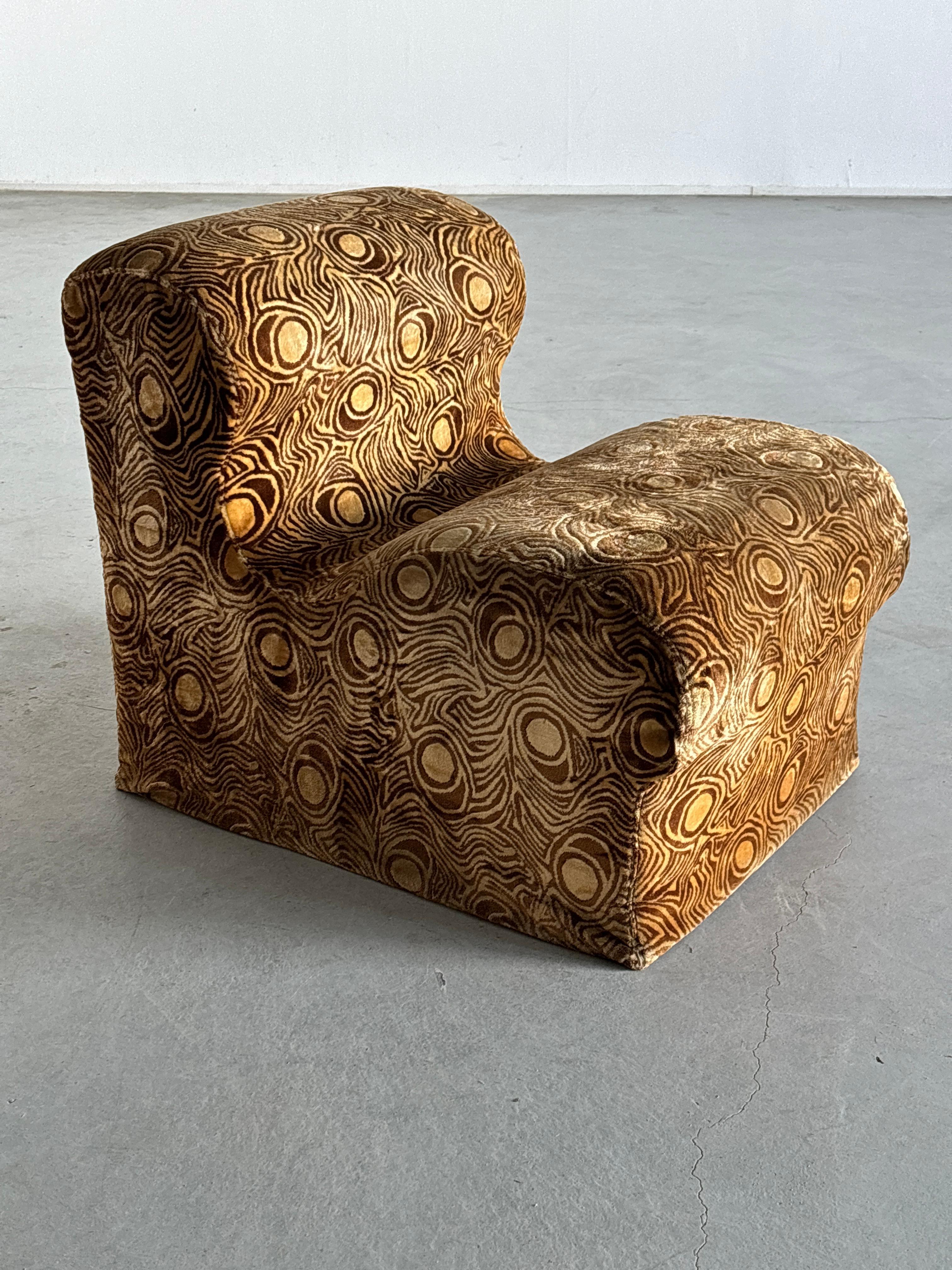 Vintage Mid-Century Modern Lounge Chair in Abstract Patterned Upholstery, Italy In Good Condition For Sale In Zagreb, HR