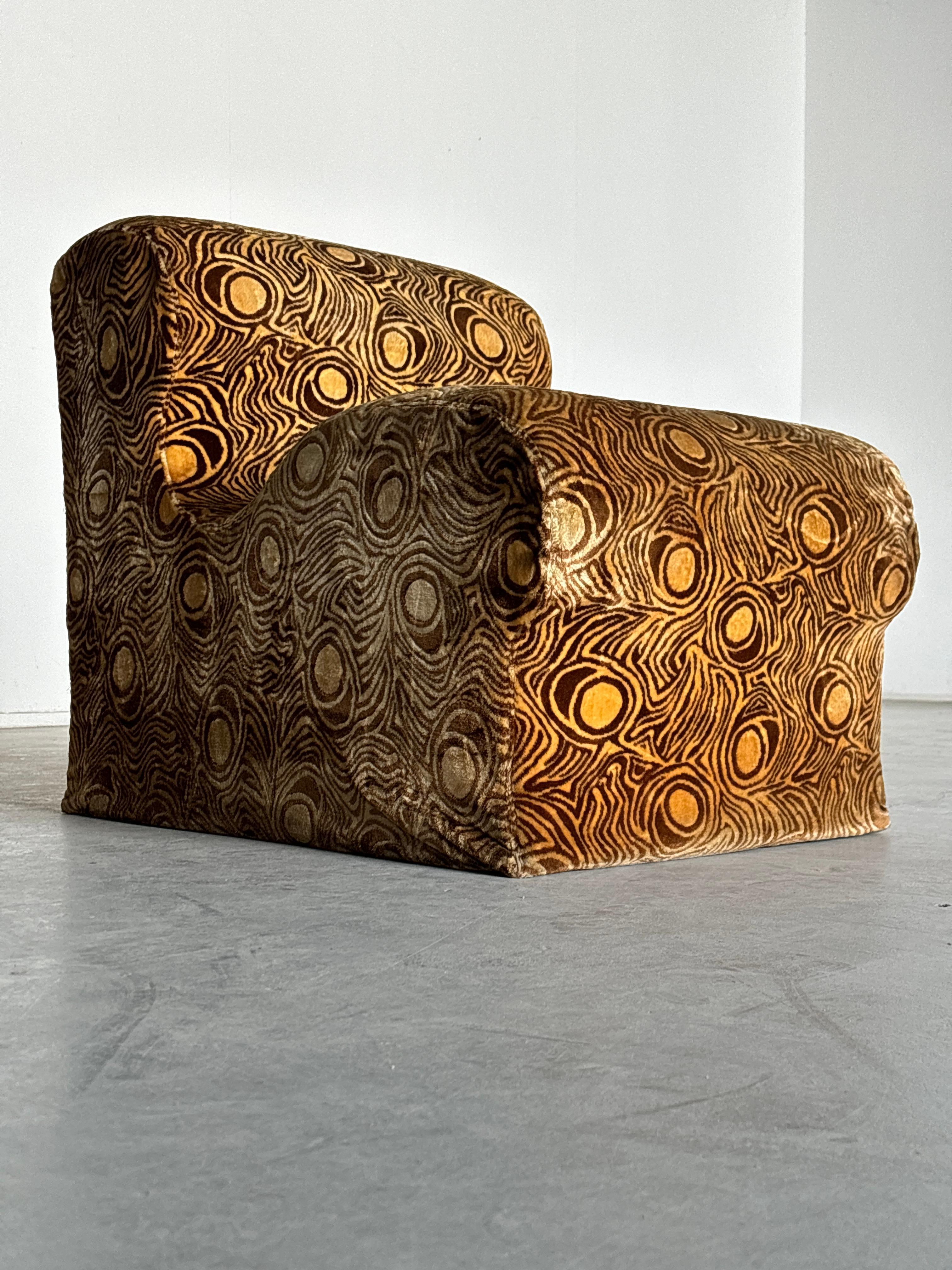 Late 20th Century Vintage Mid-Century Modern Lounge Chair in Abstract Patterned Upholstery, Italy For Sale