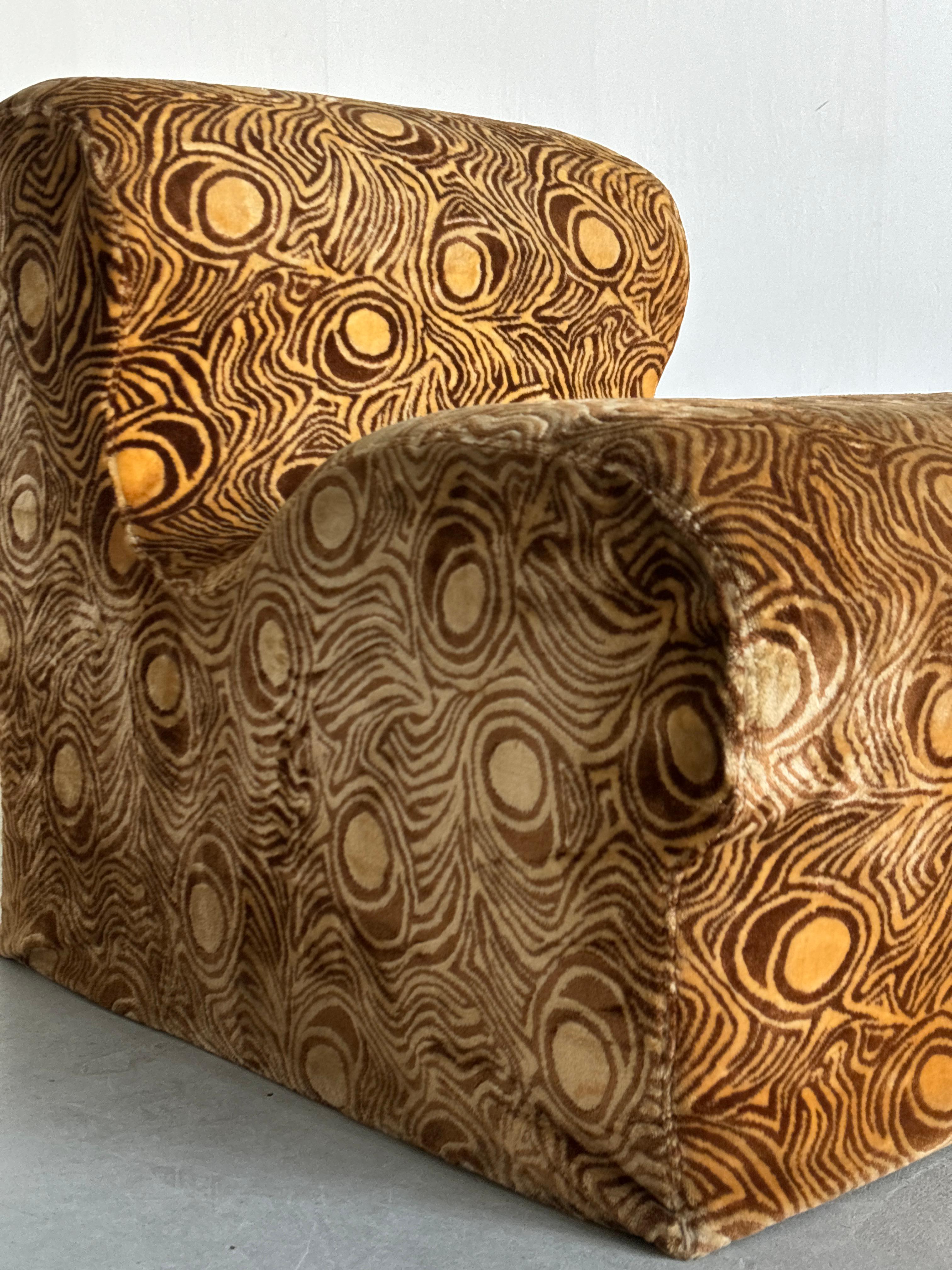 Vintage Mid-Century Modern Lounge Chair in Abstract Patterned Upholstery, Italy For Sale 2
