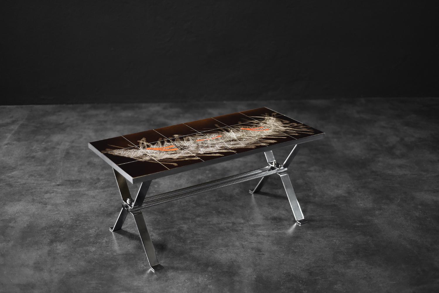 Cette rare table basse a probablement été fabriquée en Belgique dans les années 1970. Il s'agit d'un meuble au caractère original. Le plateau est composé de dix-huit carreaux de céramique au motif abstrait peint à la main dans des tons intenses