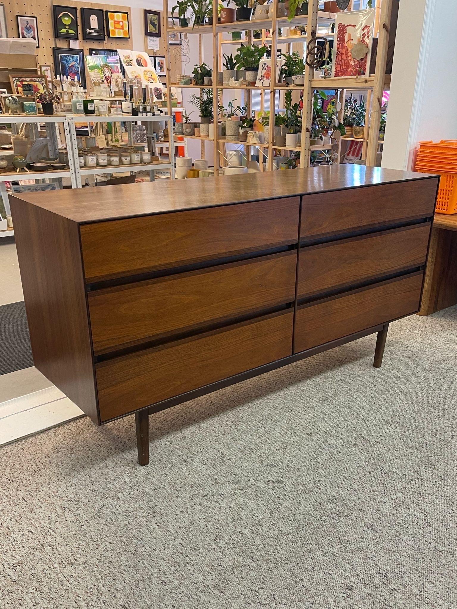 Vintage Mid Century Modern Low Six Drawer Dresser by Modernaire. In Good Condition For Sale In Seattle, WA