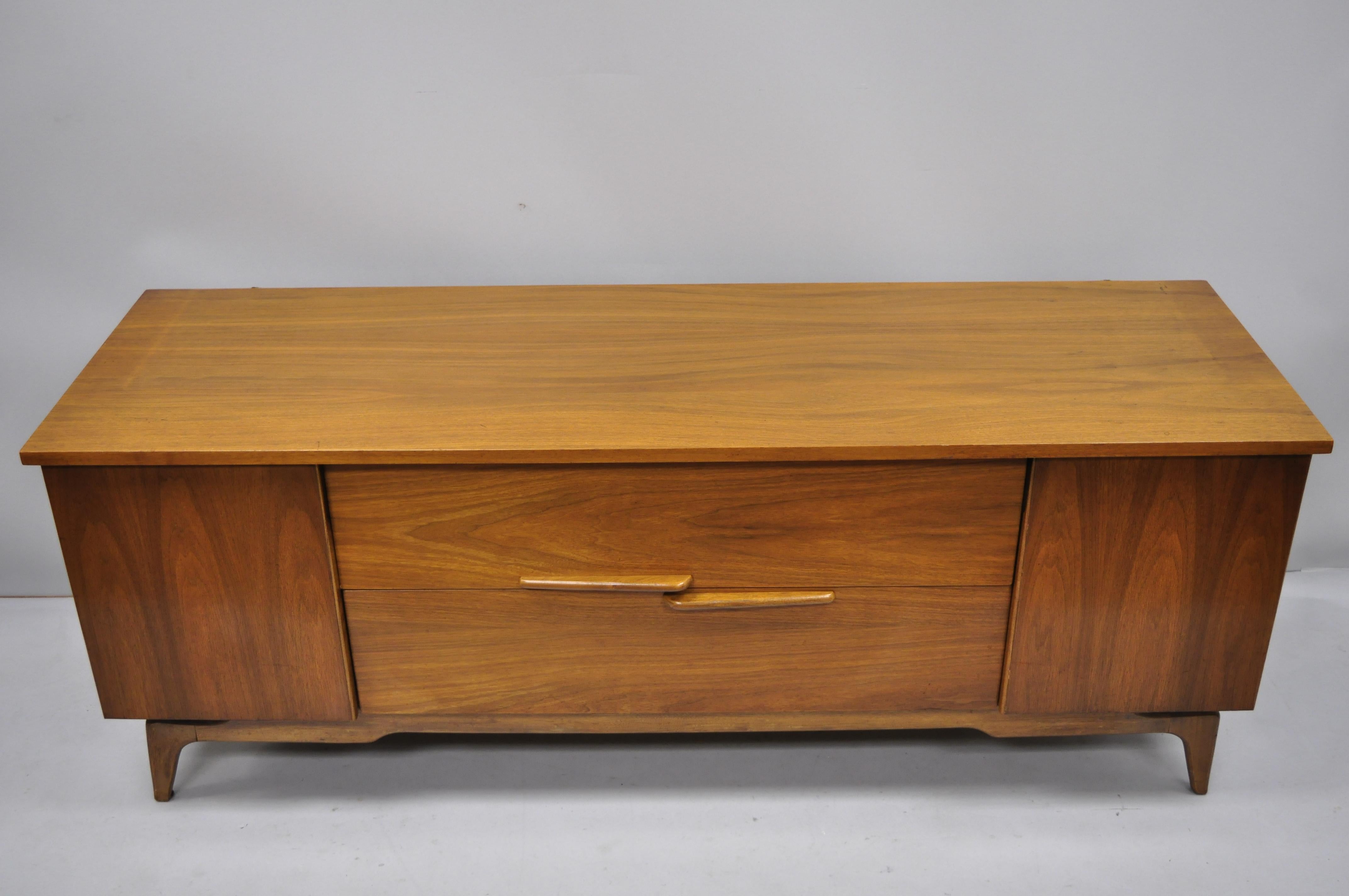 Vintage Mid-Century Modern Low Sleek Walnut Credenza Cabinet TV Console 4