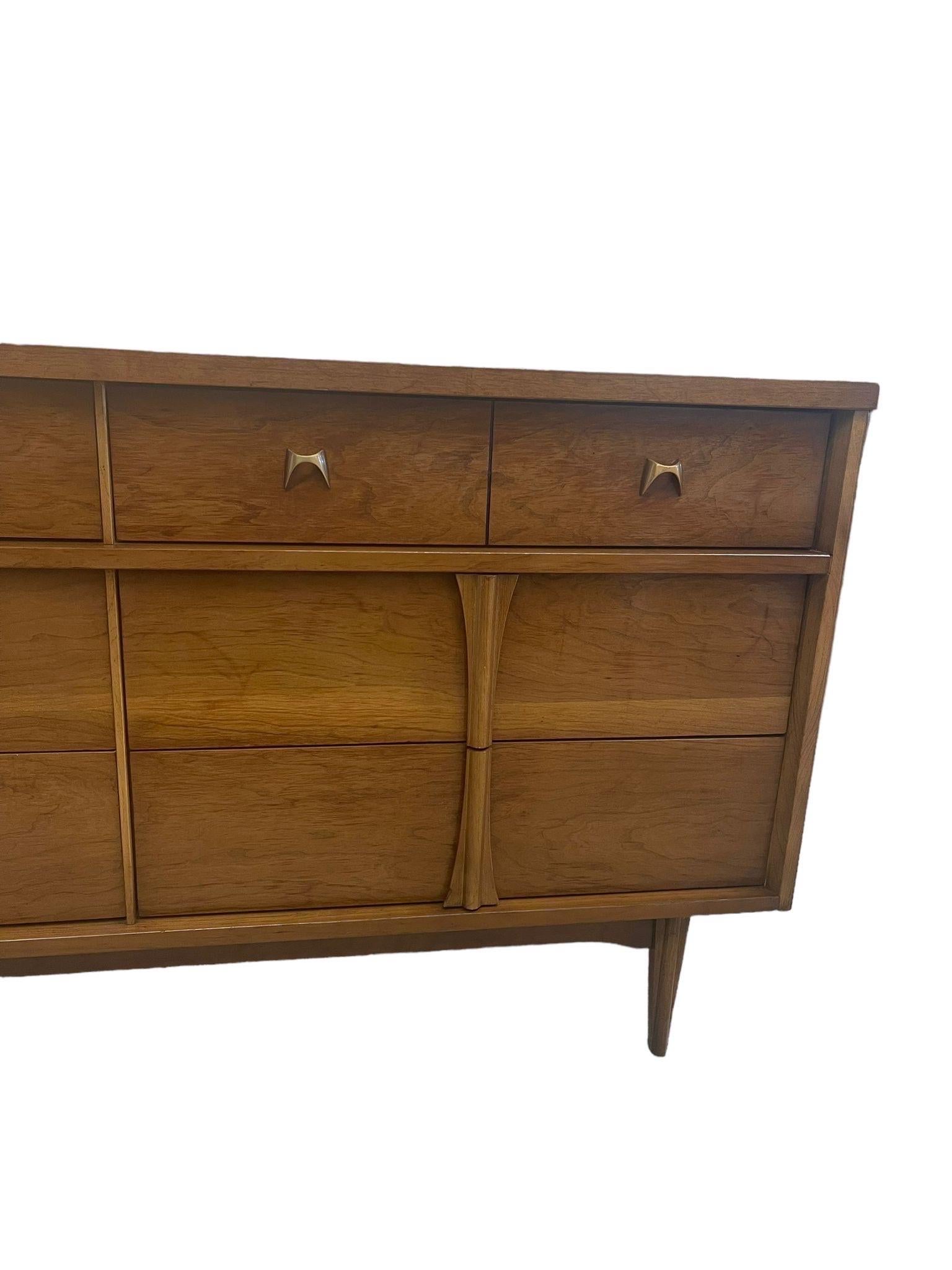 Vintage Mid Century Modern Lowboy Dresser by Bassett. For Sale 9