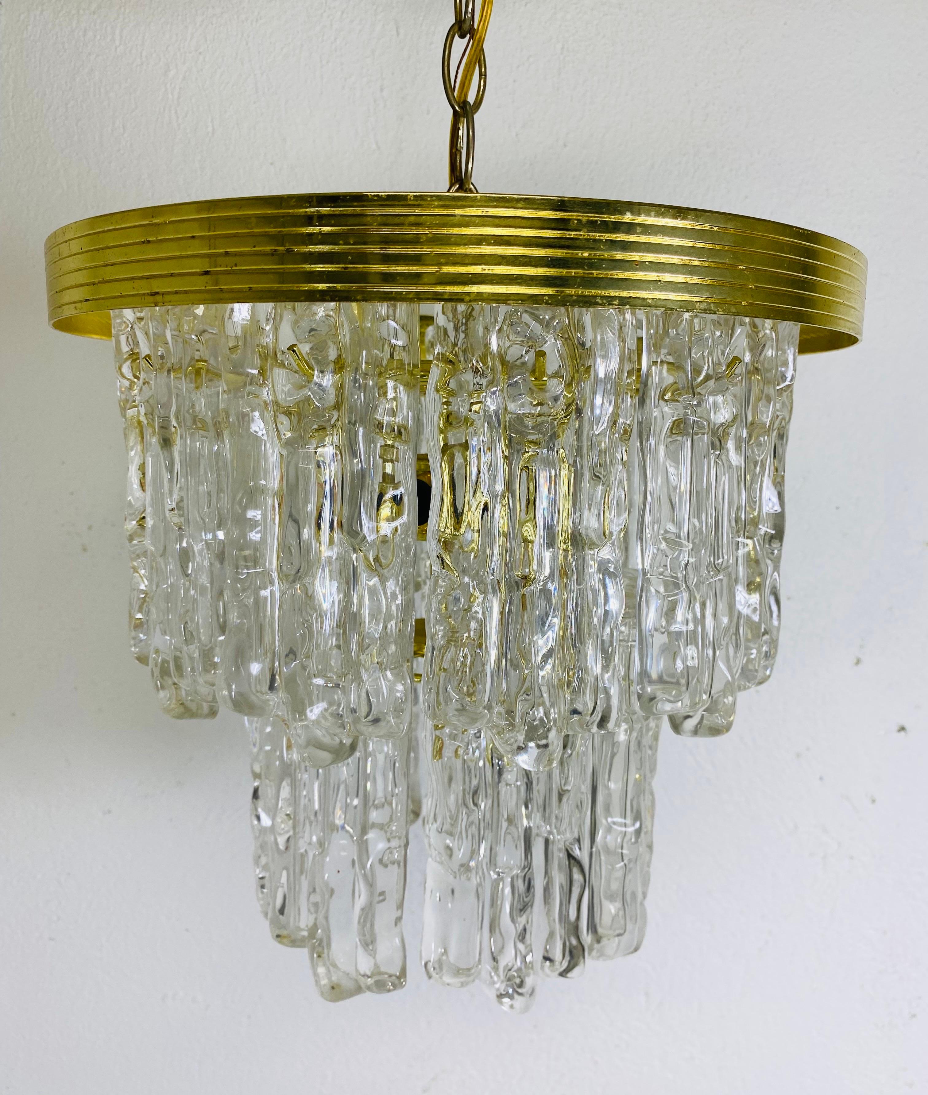 Vintage Mid-Century Modern Lucite and Brass Waterfall Style Chandelier In Good Condition For Sale In Allentown, PA