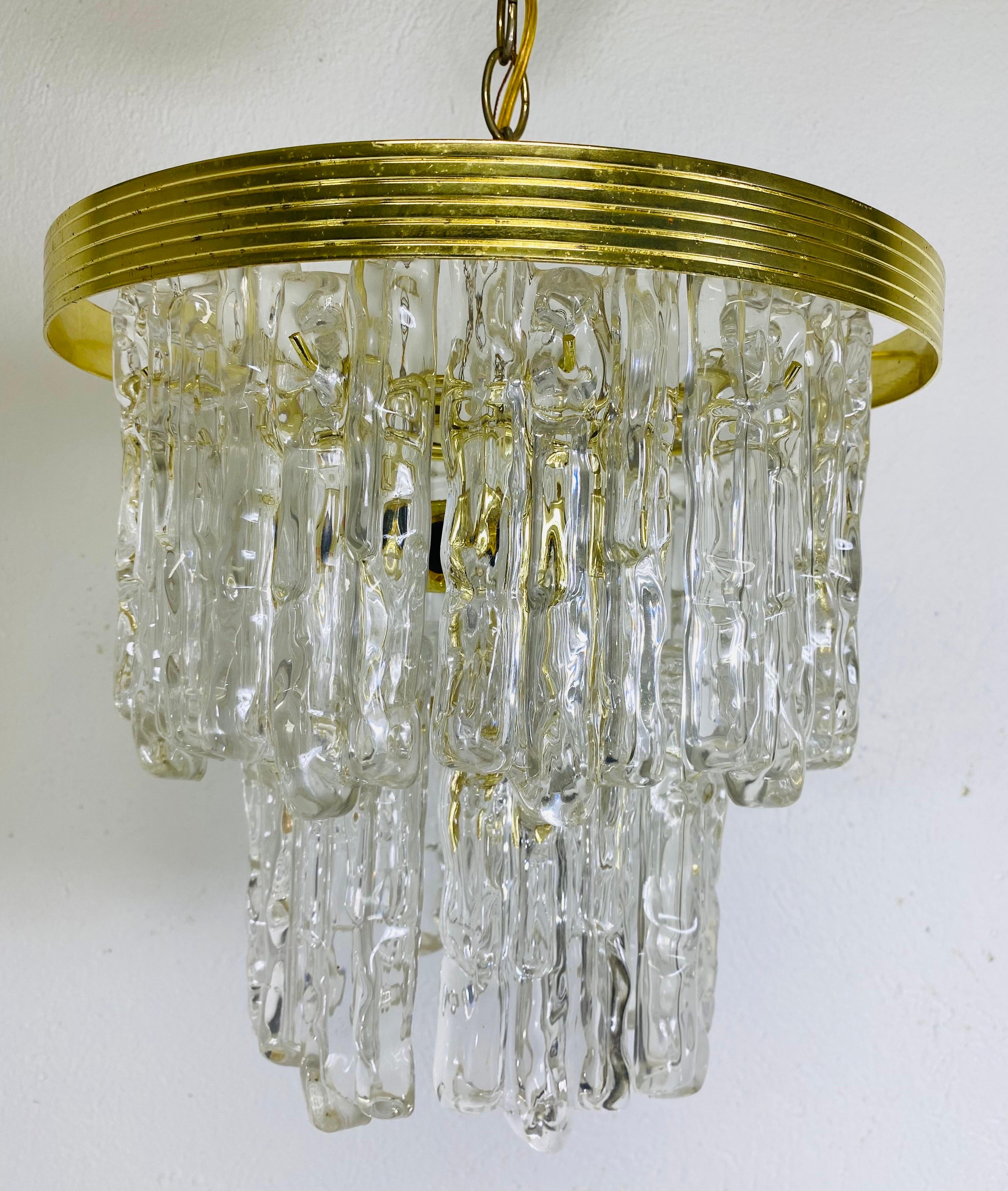 Vintage Mid-Century Modern Lucite and Brass Waterfall Style Chandelier For Sale 1