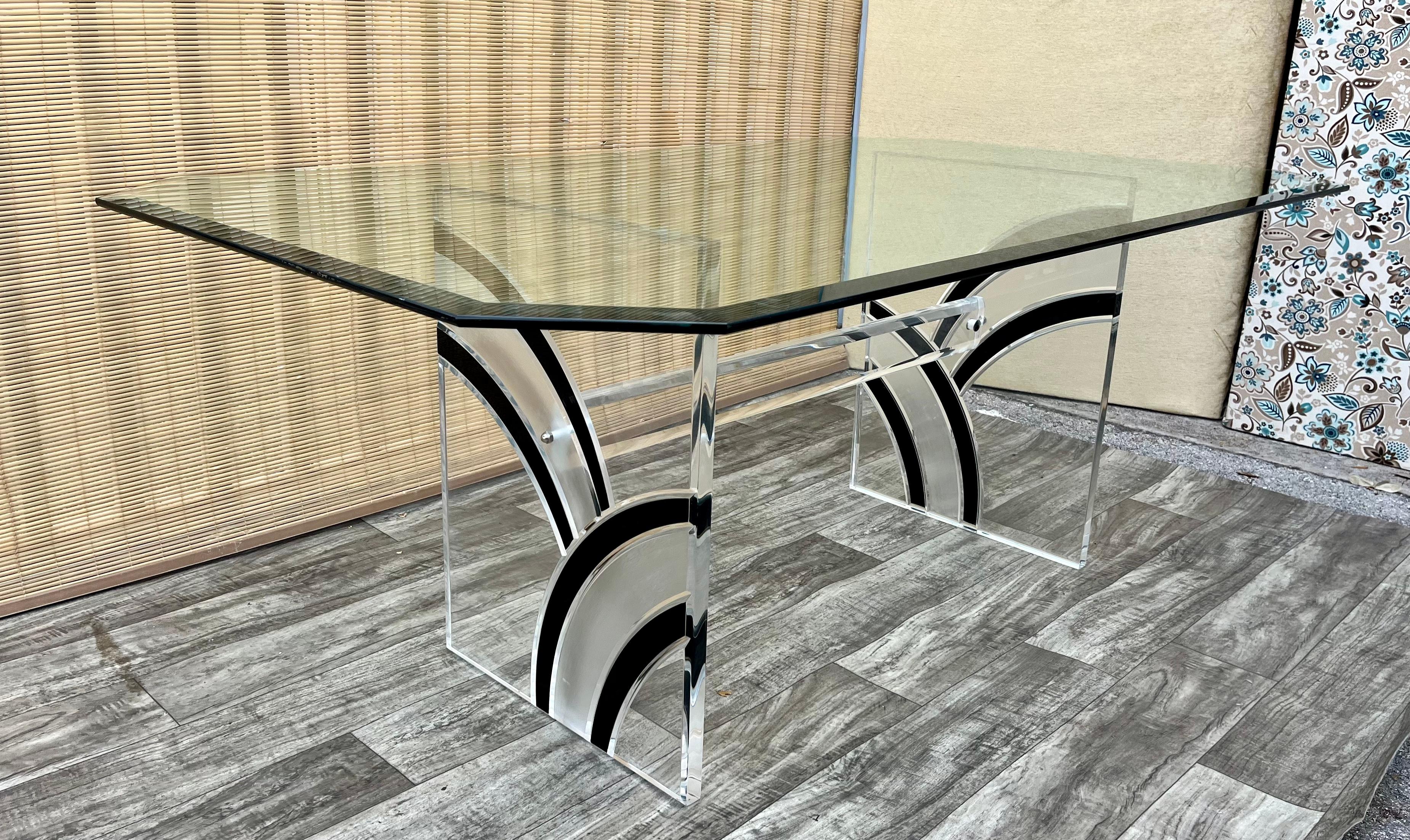Vintage Mid Century Modern Lucite base Dining Table. Circa 1970s.  For Sale 7