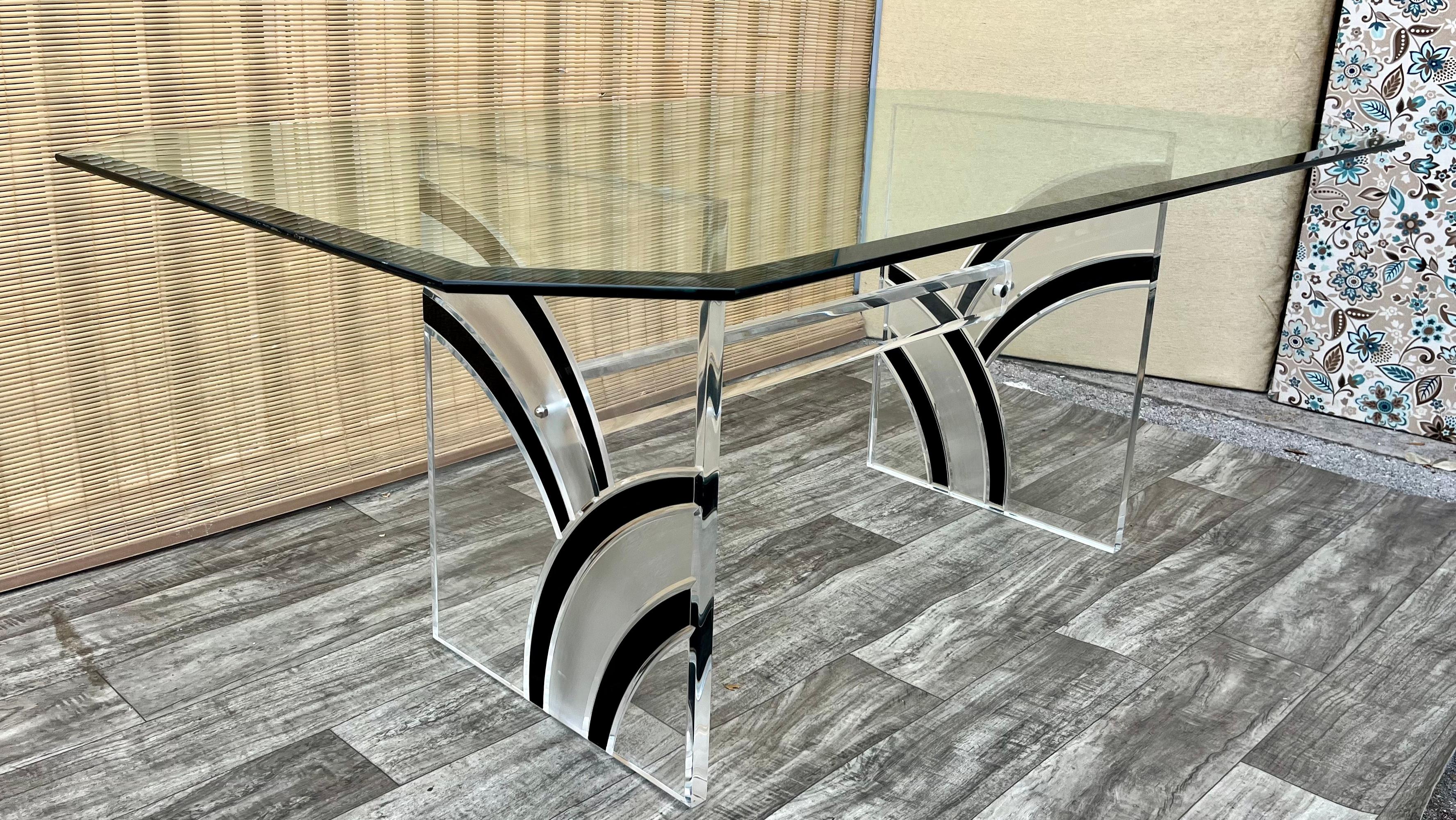 Vintage Mid Century Modern Lucite base Dining Table. Circa 1970s.
Features a Lucite base decorated with black arches with a removable glass top with notched corners.
In excellent original condition with very minor signs of wear and age. There are