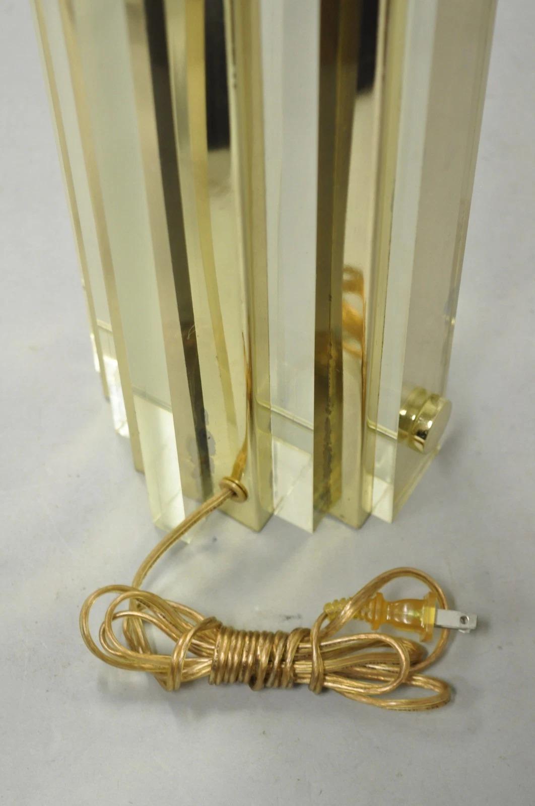 Lampada da tavolo a forma di grattacielo in lucite e ottone del Mid Century Modern Vintage in vendita 3