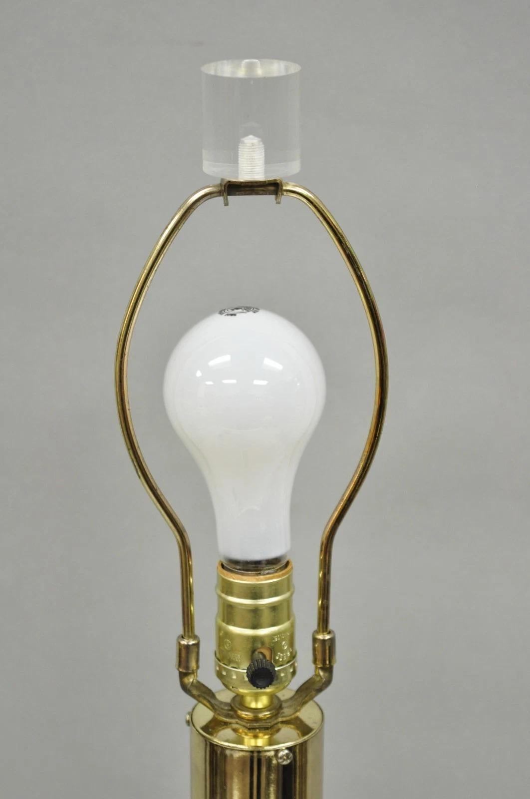 Lampada da tavolo a forma di grattacielo in lucite e ottone del Mid Century Modern Vintage in vendita 5