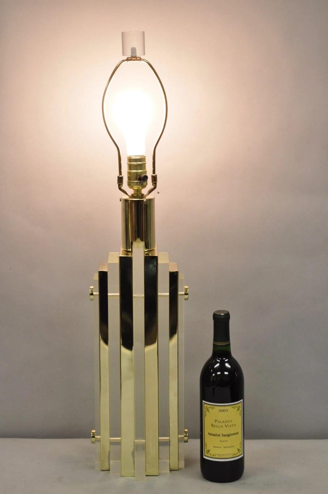 Lampada da tavolo a forma di grattacielo in lucite e ottone del Mid Century Modern Vintage. Circa alla fine del XX secolo. Misure: 30