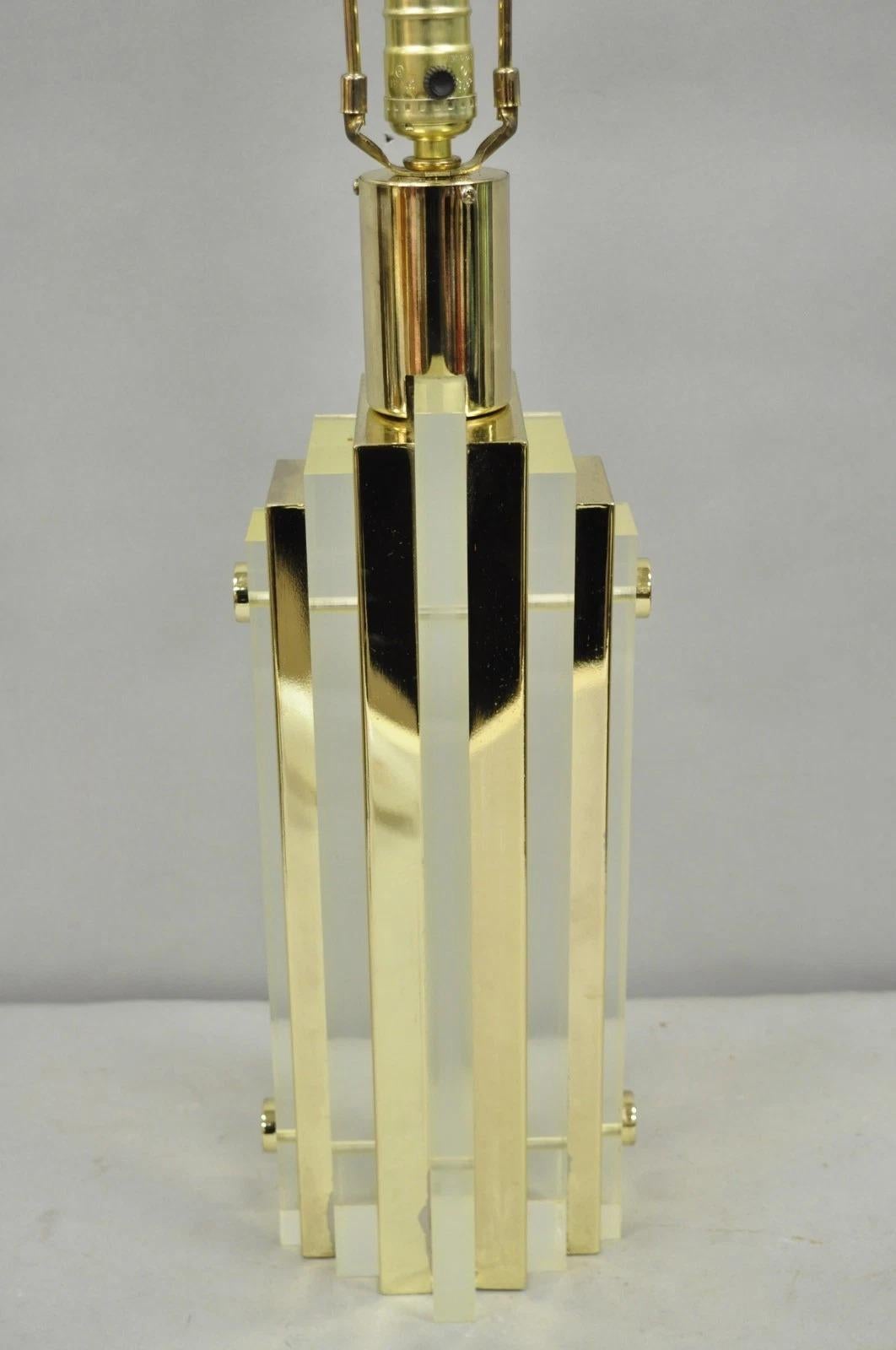 Altro Lampada da tavolo a forma di grattacielo in lucite e ottone del Mid Century Modern Vintage in vendita