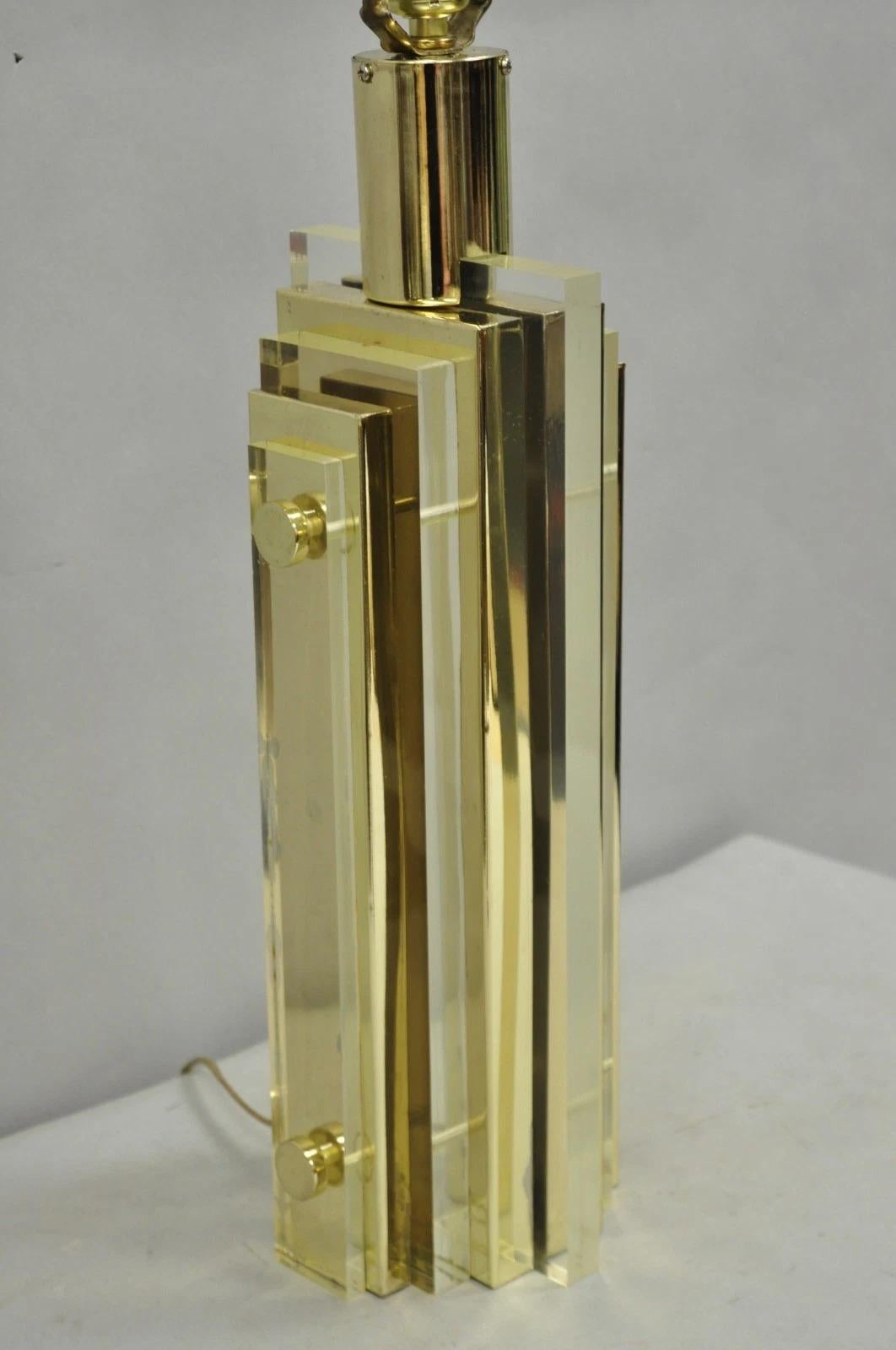 Sconosciuto Lampada da tavolo a forma di grattacielo in lucite e ottone del Mid Century Modern Vintage in vendita