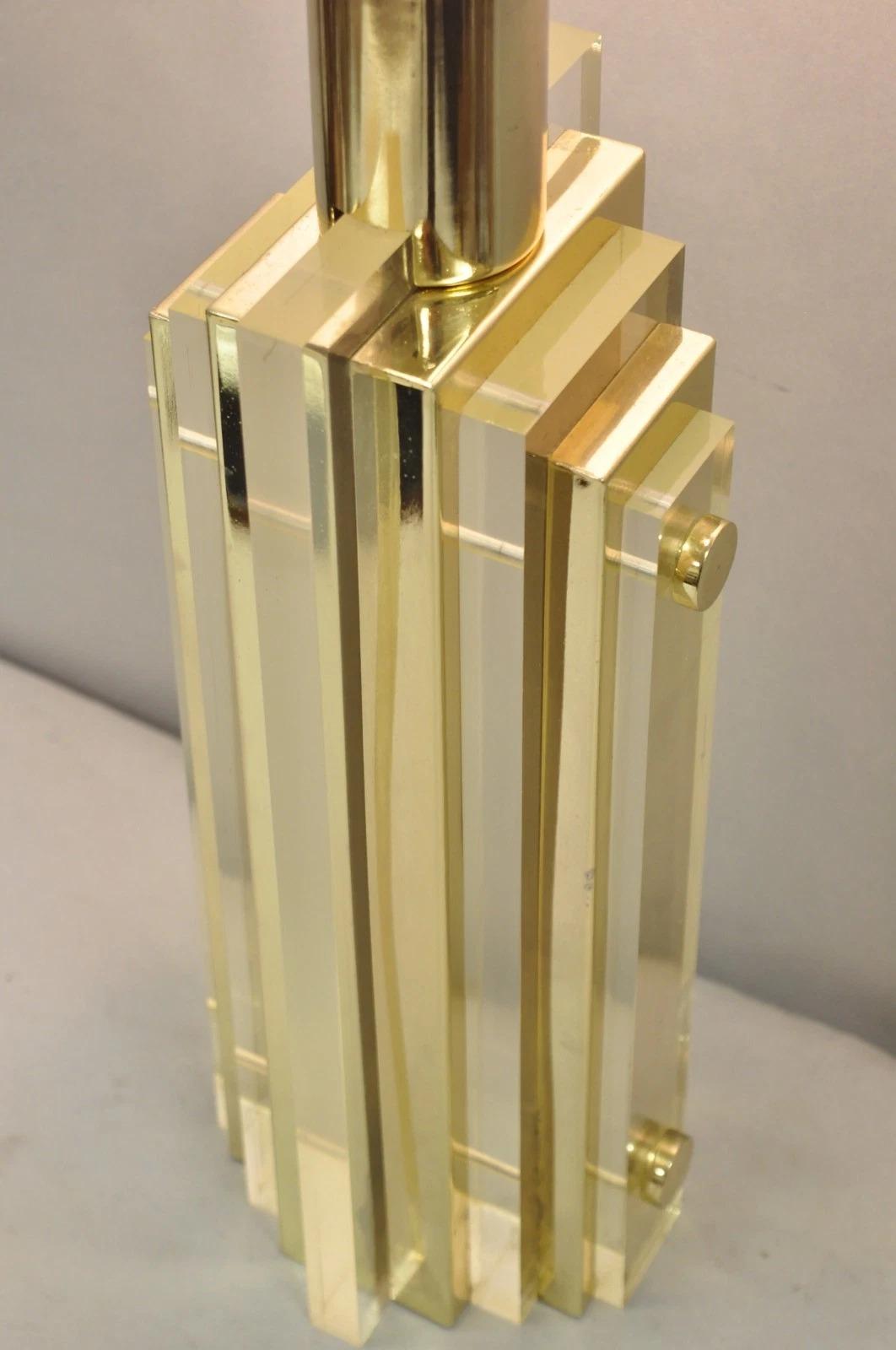 Lampada da tavolo a forma di grattacielo in lucite e ottone del Mid Century Modern Vintage In condizioni buone in vendita a Philadelphia, PA