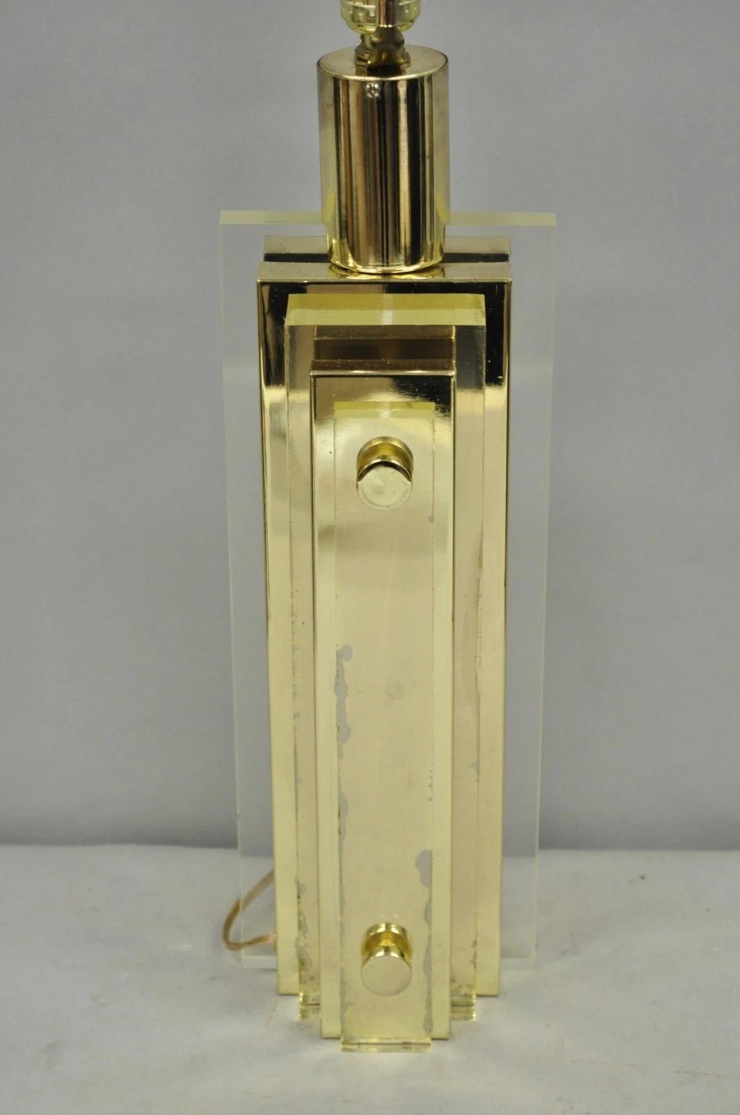 Ottone Lampada da tavolo a forma di grattacielo in lucite e ottone del Mid Century Modern Vintage in vendita