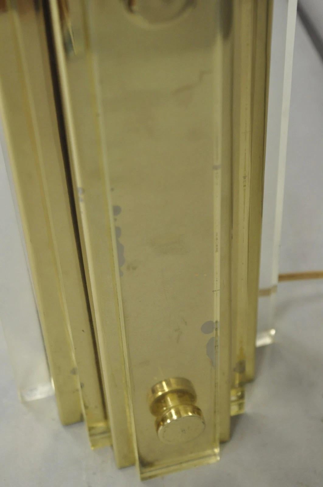 Lampada da tavolo a forma di grattacielo in lucite e ottone del Mid Century Modern Vintage in vendita 1