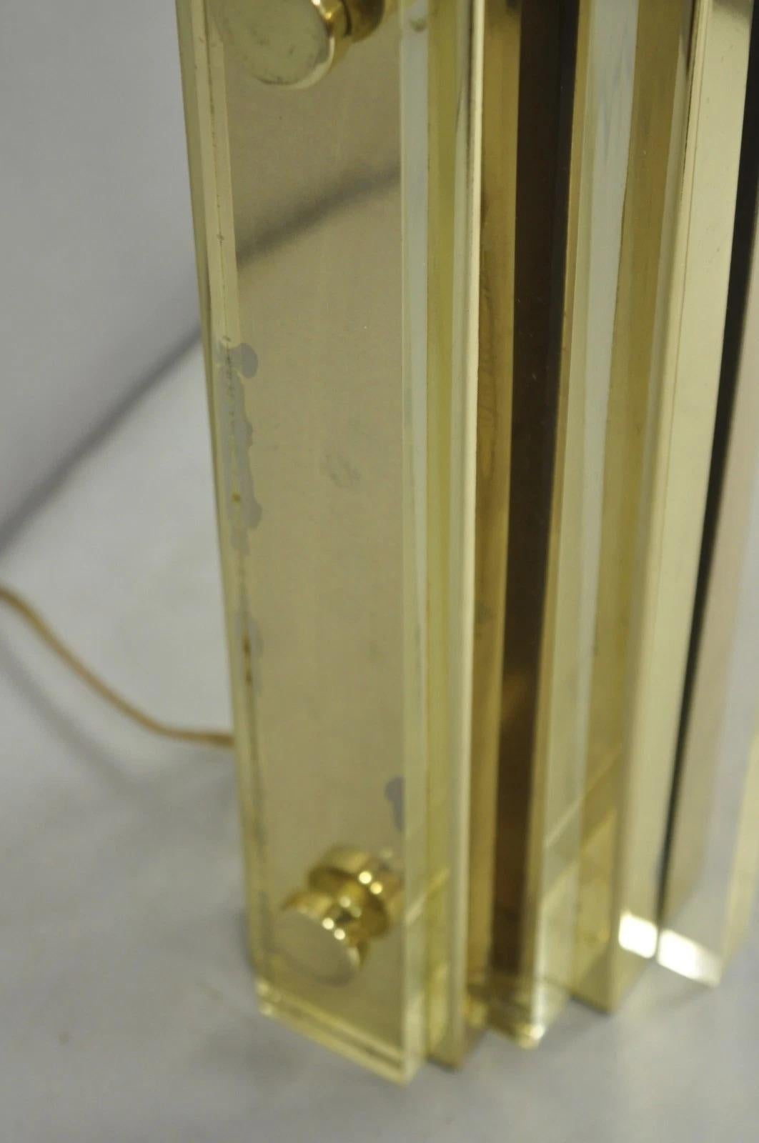 Lampada da tavolo a forma di grattacielo in lucite e ottone del Mid Century Modern Vintage in vendita 2