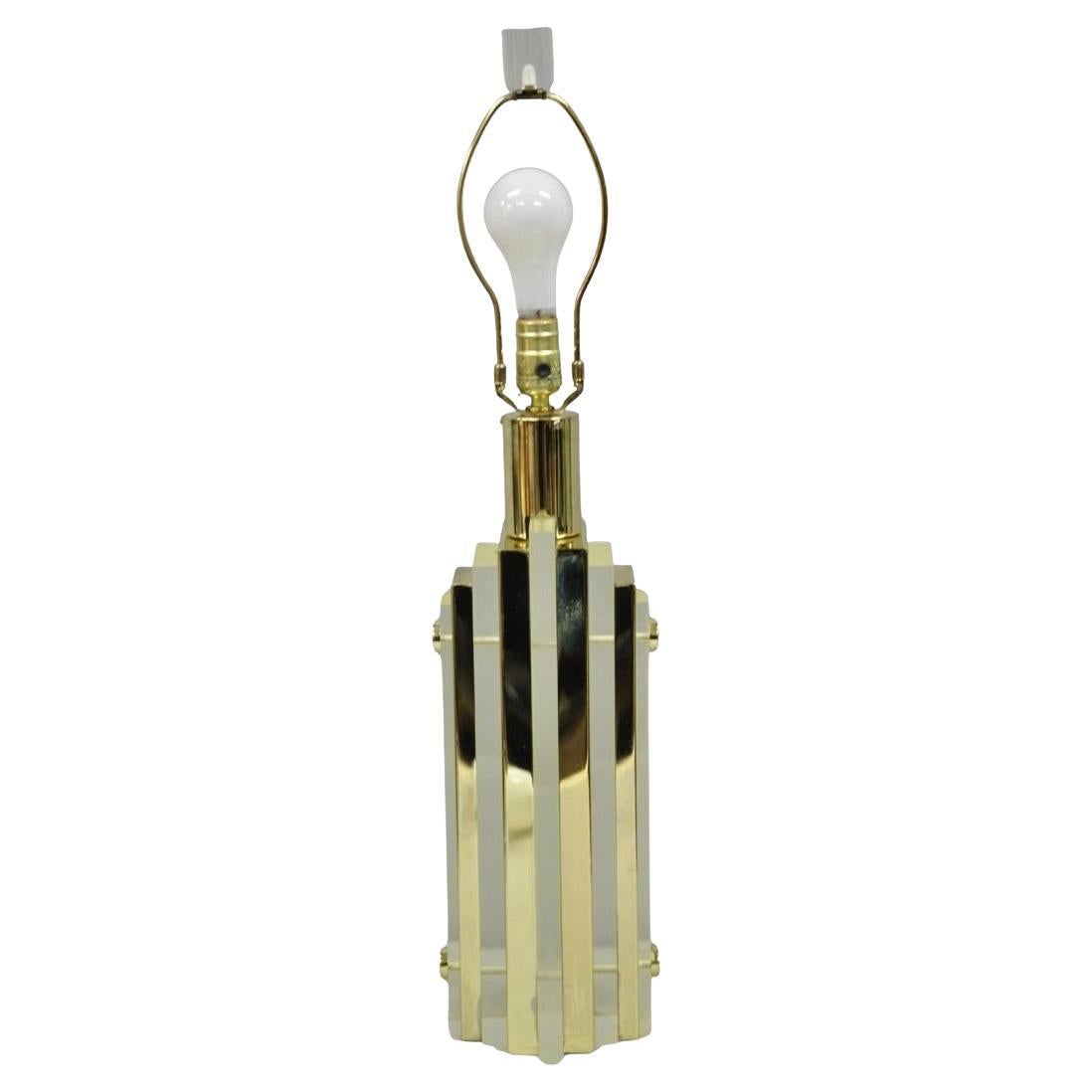 Lampada da tavolo a forma di grattacielo in lucite e ottone del Mid Century Modern Vintage in vendita