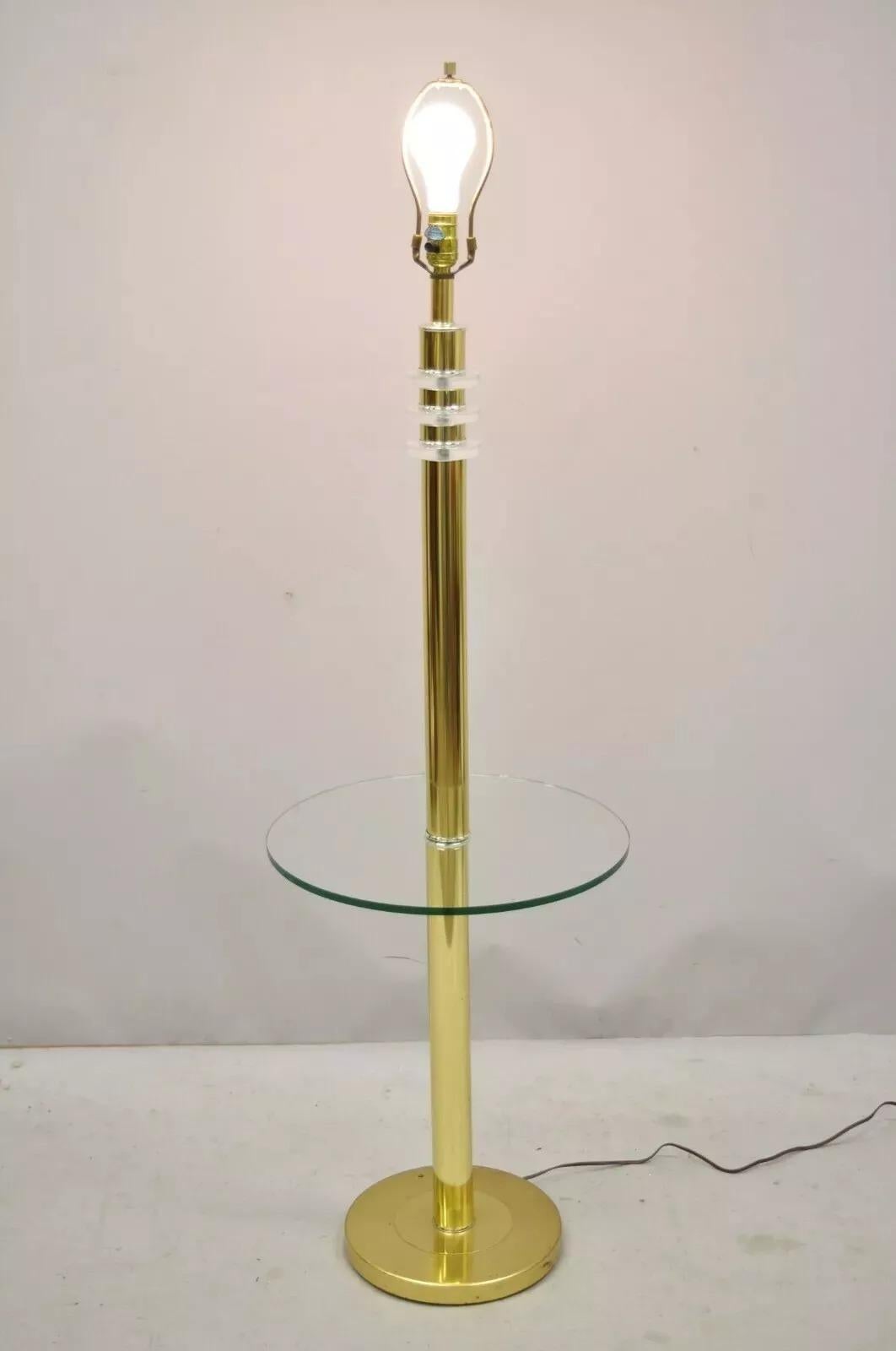 Lampada da terra Vintage Mid Century Modern Lucite Brass Glass Pole Side Table (B). L'articolo è dotato di un interruttore a 3 vie, accenti in lucite, struttura in ottone, piano d'appoggio rotondo in vetro, linee pulite e moderniste, grande stile e