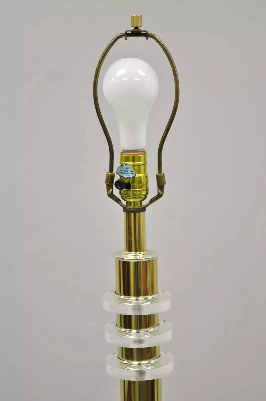 Mid-Century moderno Vintage Mid Century Modern Lucite Brass Glass Pole Floor Lamp Side Table (B) in vendita