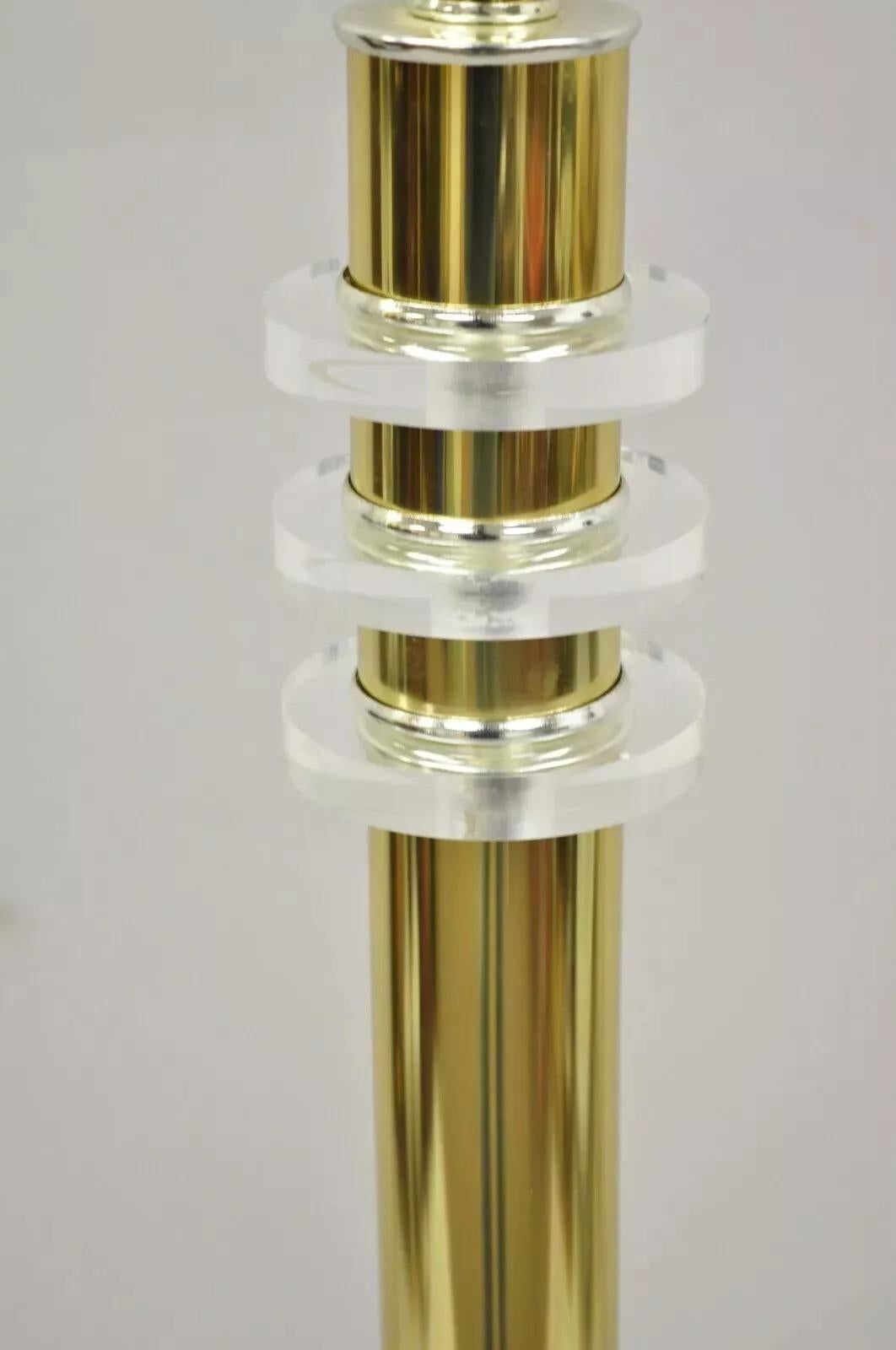 Vintage Mid Century Modern Lucite Brass Glass Pole Floor Lamp Side Table (B) In condizioni buone in vendita a Philadelphia, PA