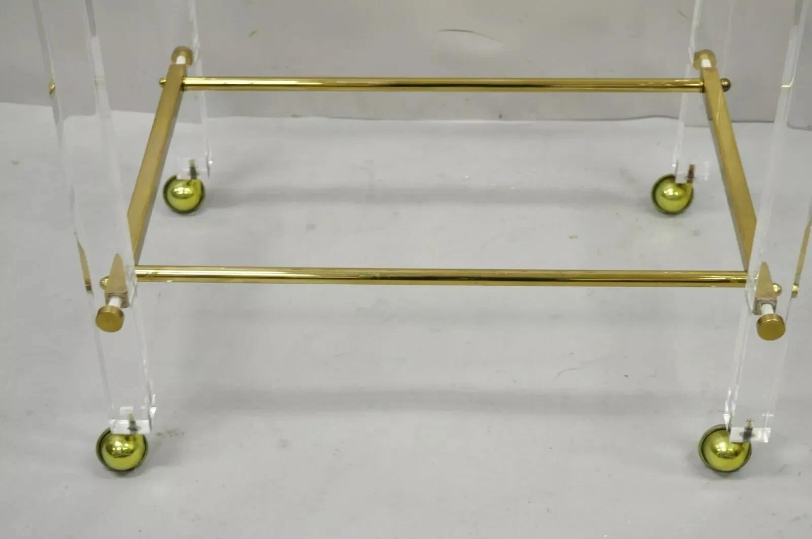 Vintage Mid Century Modern Lucite & Brass Rolling Bar Cart Tall Side Table en vente 5